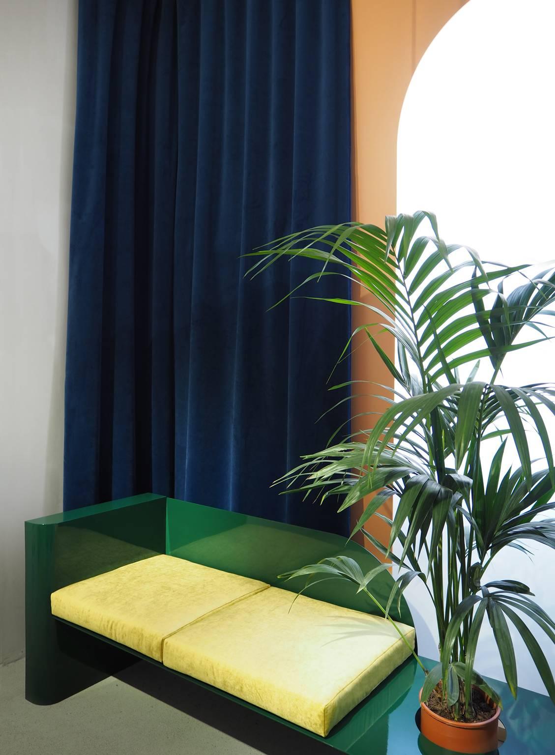 XXIe siècle et contemporain Canapé moderne en acier revêtu de poudre avec table d'appoint en forme de jardinière « Collection désaffectée » en vente