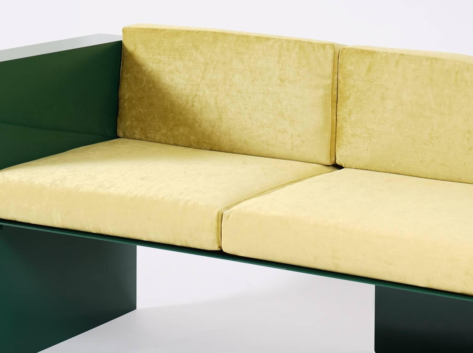Canapé moderne en acier revêtu de poudre avec table d'appoint en forme de jardinière « Collection désaffectée » en vente 2