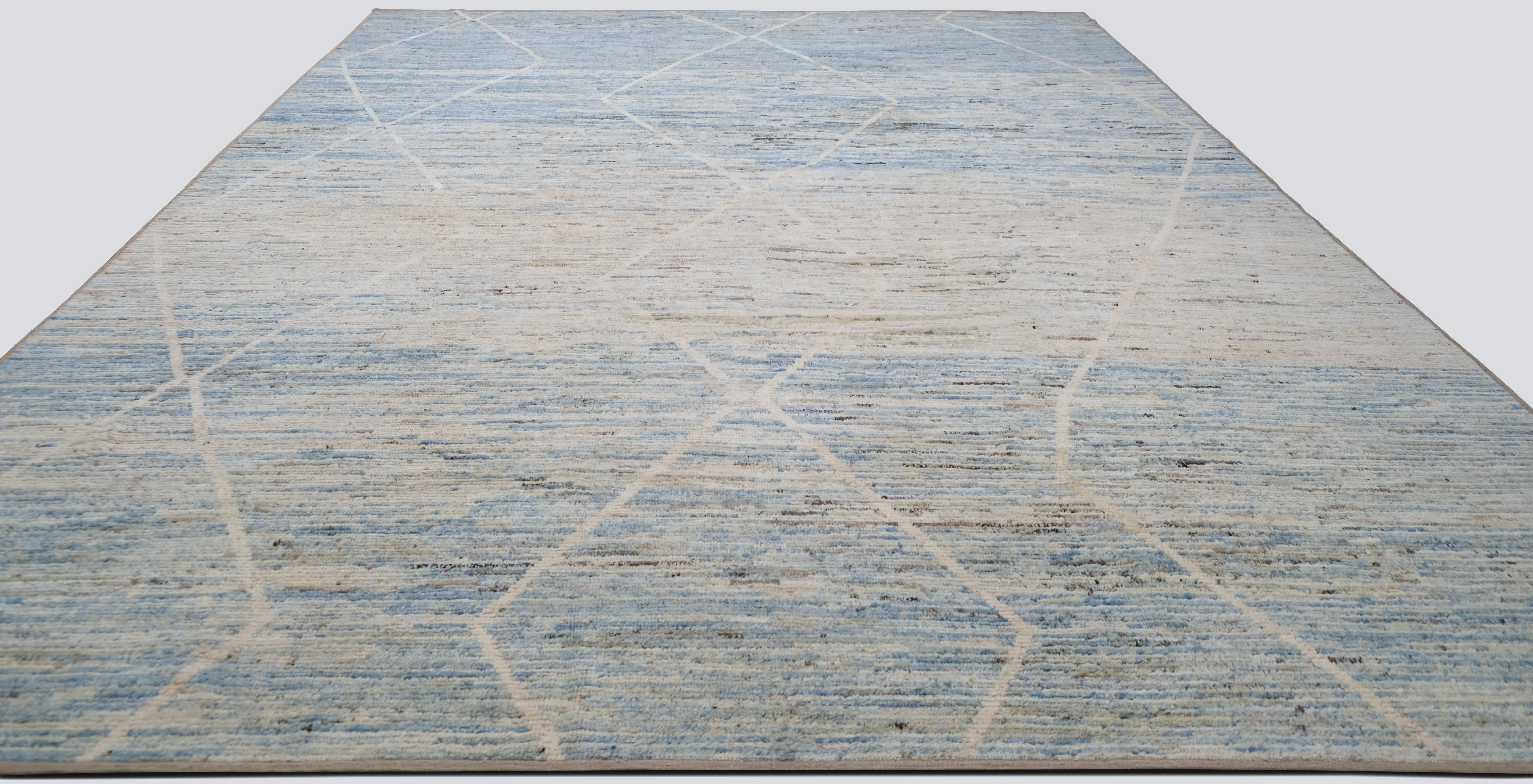 Moderner weicher blauer und elfenbeinfarbener Diamant gemusterter Wollteppich 11'1''x15'2'' (Handgeknüpft) im Angebot