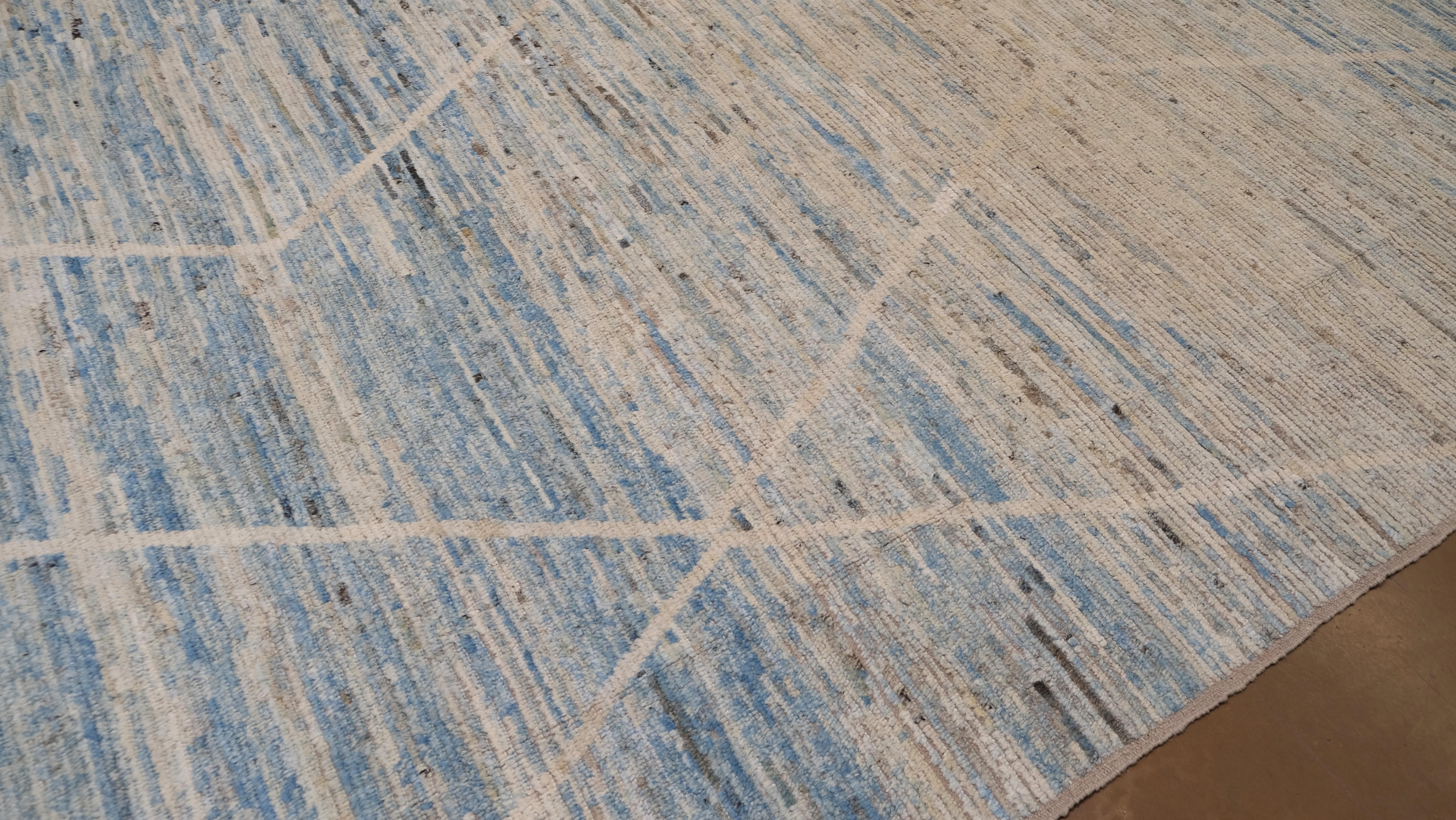 Moderner weicher blauer und elfenbeinfarbener Diamant gemusterter Wollteppich 11'1''x15'2'' (21. Jahrhundert und zeitgenössisch) im Angebot