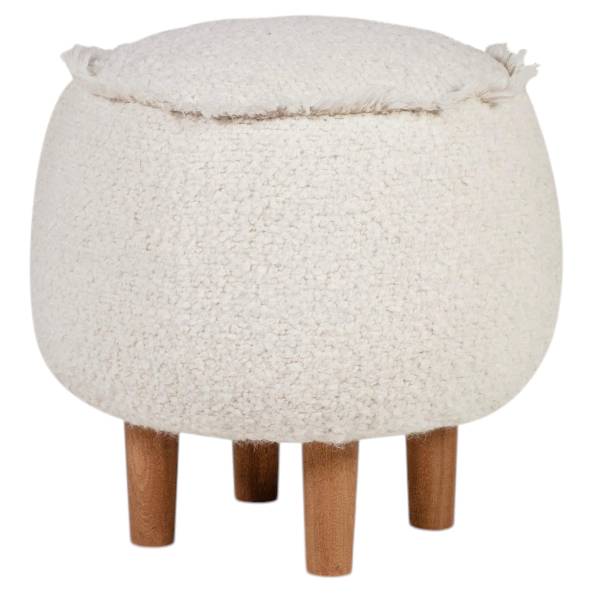 Pouf in bouclé grigio chiaro moderno e sapelli, realizzato a mano da Greenapple