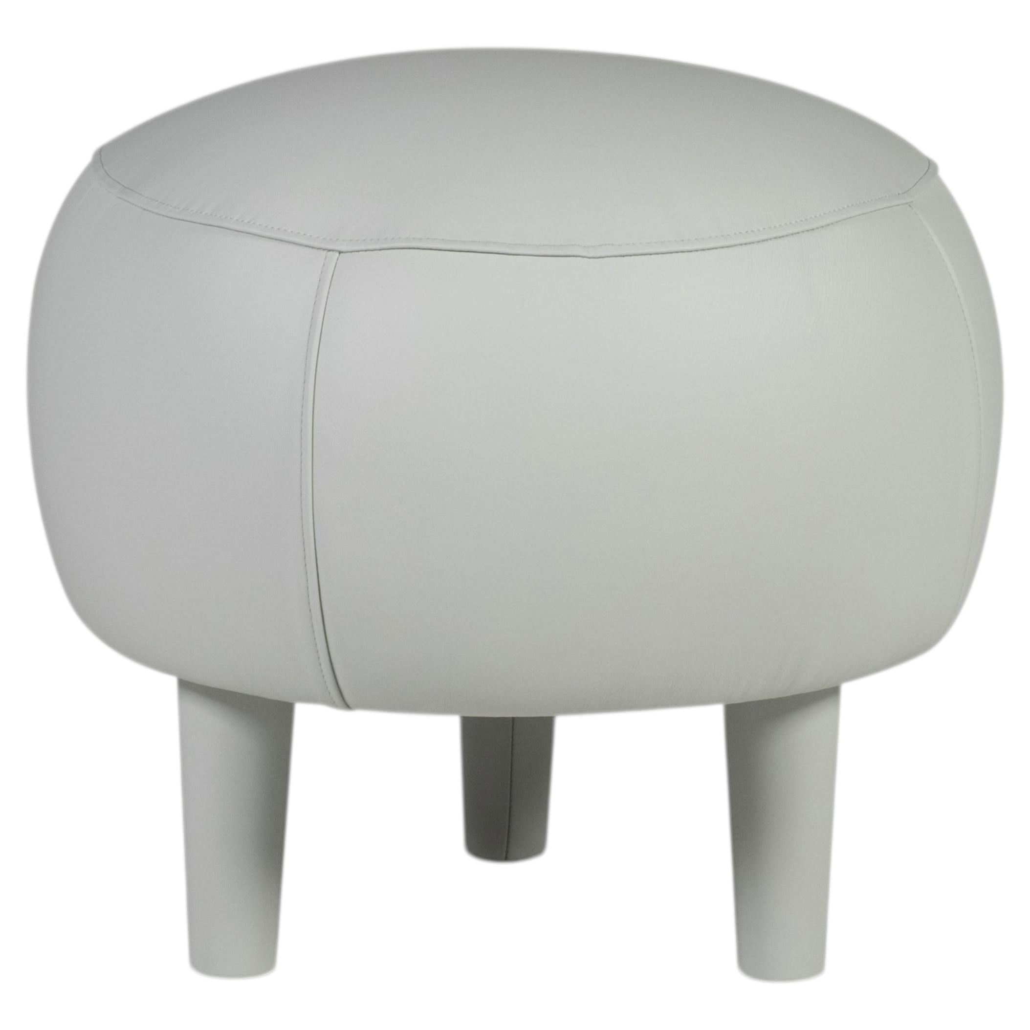 Moderno pouf-ottomano in morbida pelle italiana grigio chiaro, realizzato a mano da Greenapple