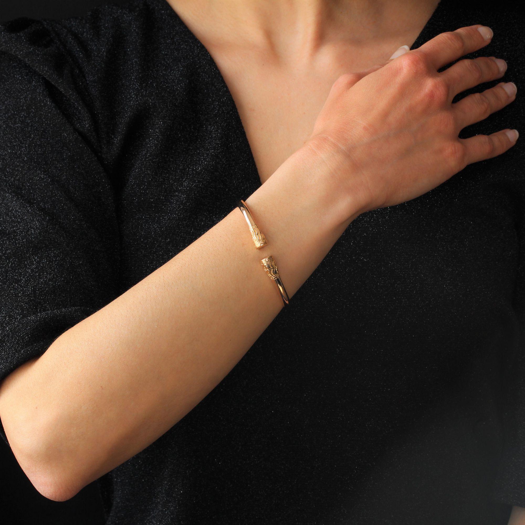 Bracelet in 18 karat rose gold.
Rigid and massive bangle, open on the top, this rose gold bracelet ends with two chiseled tambourines. It is articulated at the base by a hinge with safety 