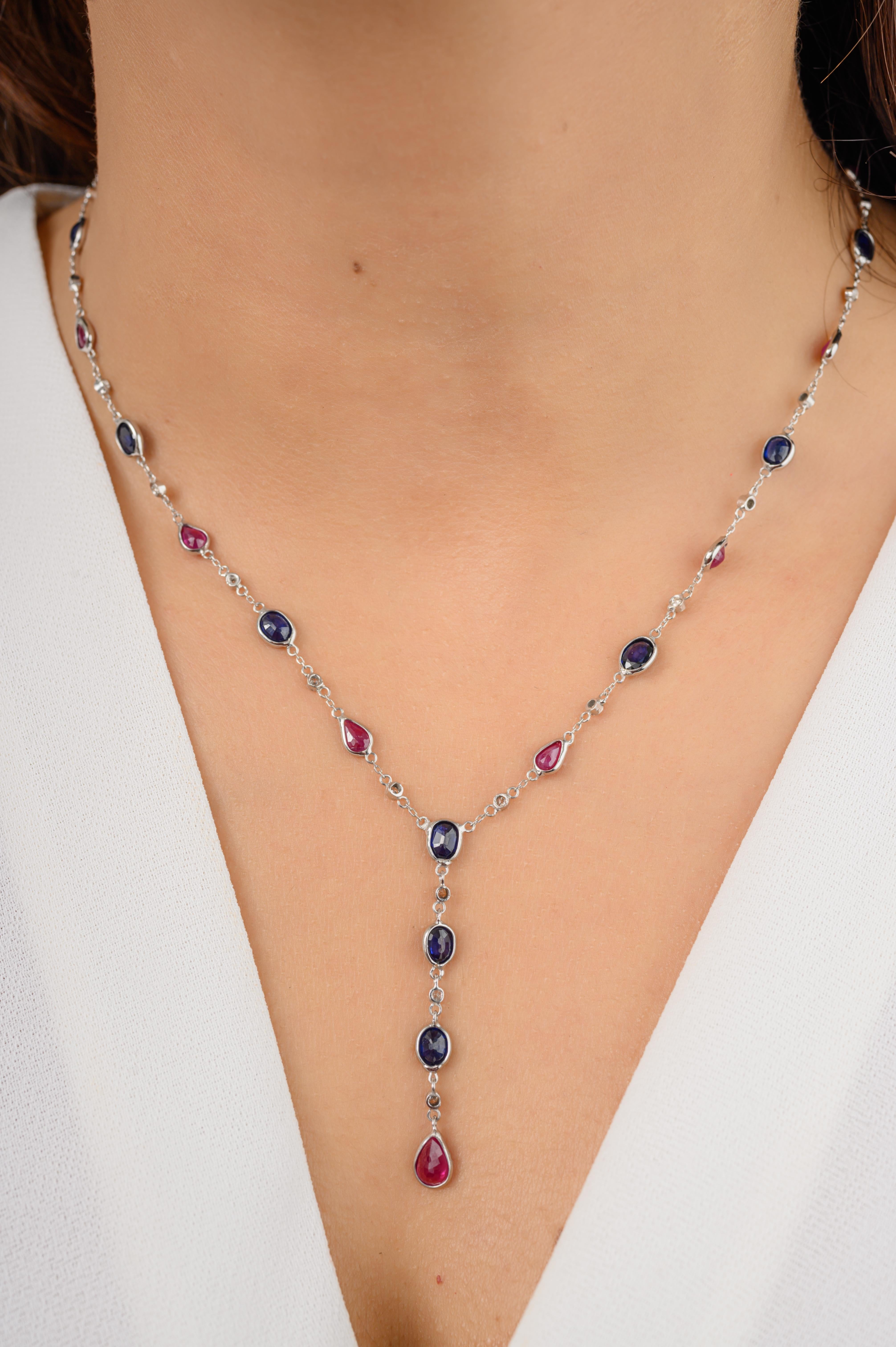 Collana con catena a Y in oro 18 carati con rubino taglio pera e zaffiro blu taglio ovale. Questo splendido gioiello eleva immediatamente un look casual o un abito elegante. 
Lo zaffiro stimola la concentrazione e riduce lo stress, mentre il rubino