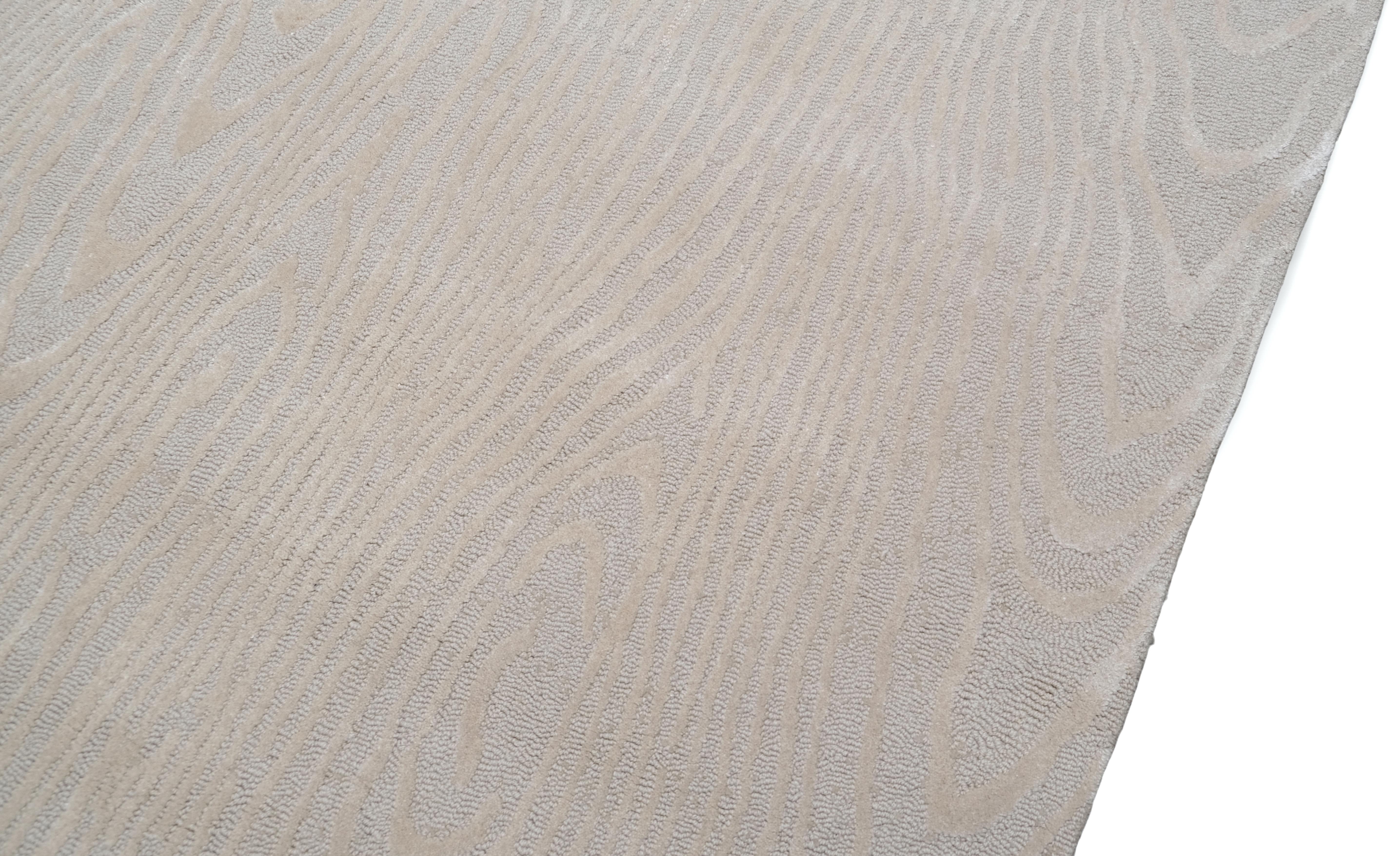 Dieser Wollteppich ist eine atemberaubende Verschmelzung von organischer Kunstfertigkeit und zeitgenössischem Minimalismus. Mit seinem komplizierten, von der Holzmaserung inspirierten Muster verleiht dieser Teppich jedem modernen oder skandinavisch