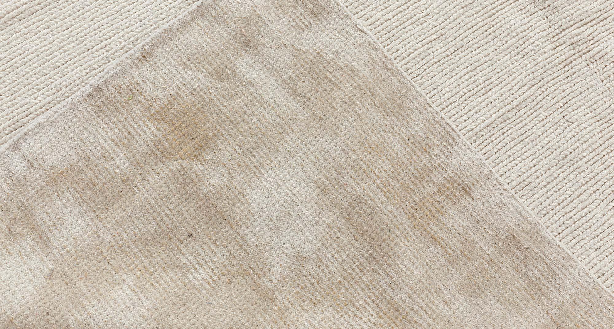 Lana Tappeto moderno solido beige fatto a mano da Doris Leslie Blau in vendita