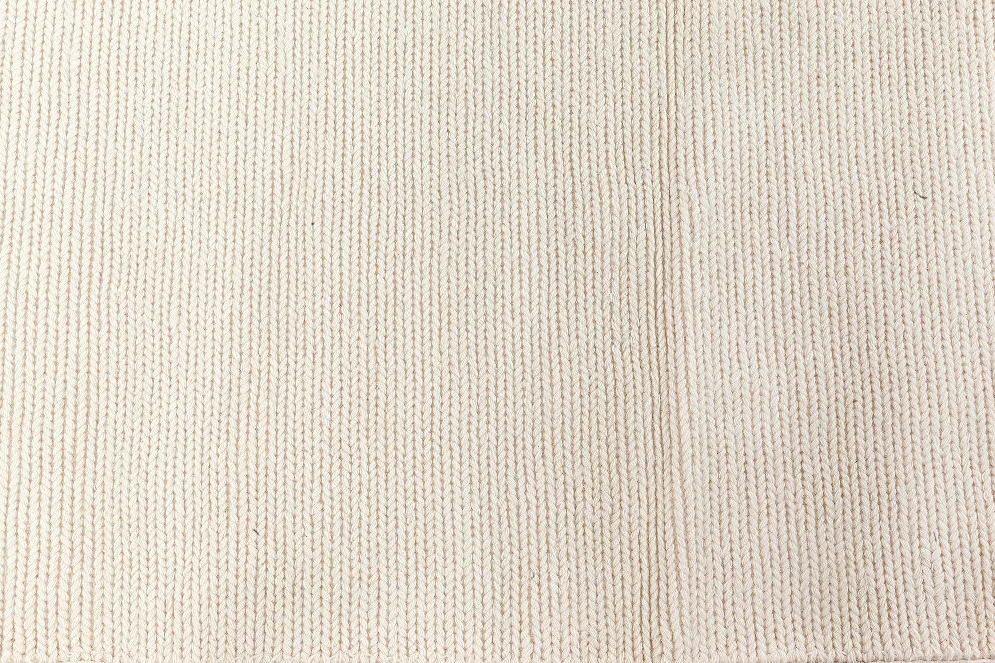 Annodato a mano Tappeto moderno solido beige fatto a mano da Doris Leslie Blau in vendita
