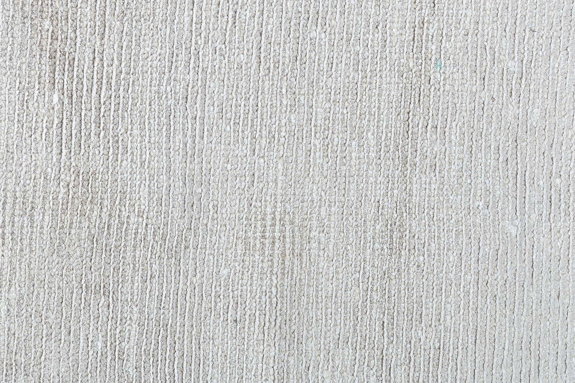 Moderno Tappeto moderno in seta e lana tinta unita beige con nodi alti e bassi di Doris Leslie Blau in vendita