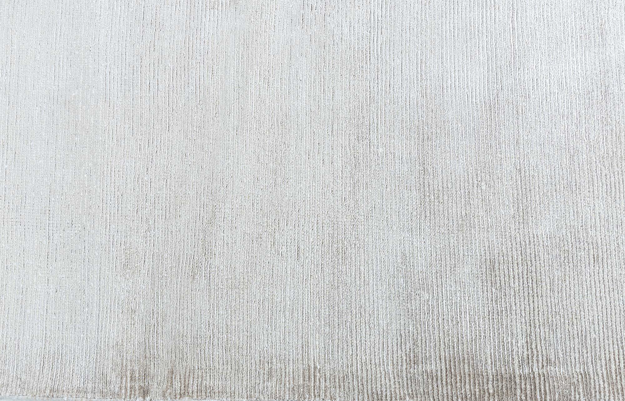 Indiano Tappeto moderno in seta e lana tinta unita beige con nodi alti e bassi di Doris Leslie Blau in vendita