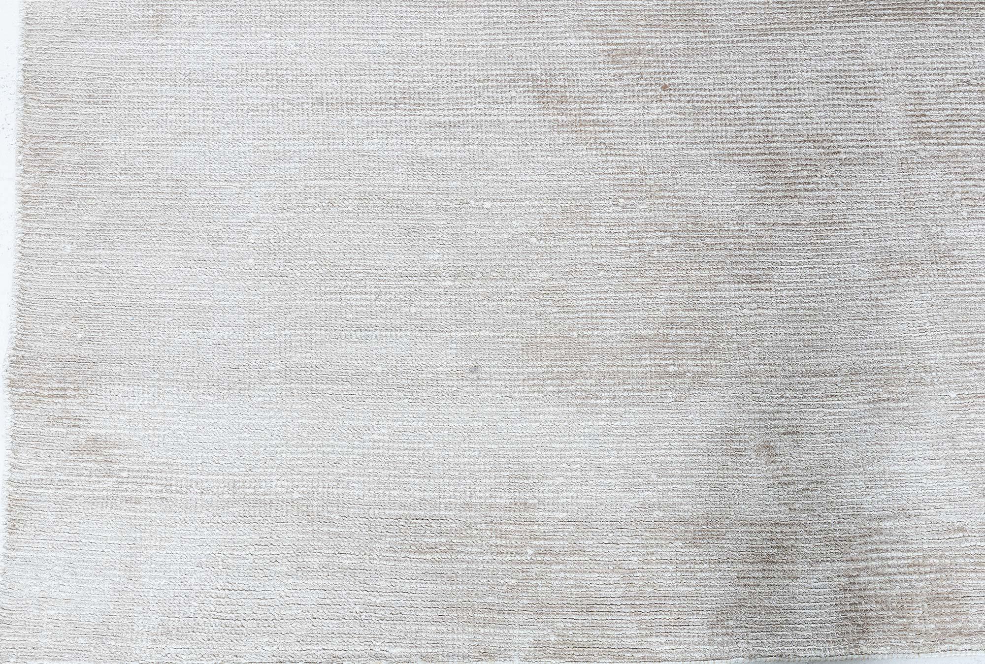 XXI secolo e contemporaneo Tappeto moderno in seta e lana tinta unita beige con nodi alti e bassi di Doris Leslie Blau in vendita