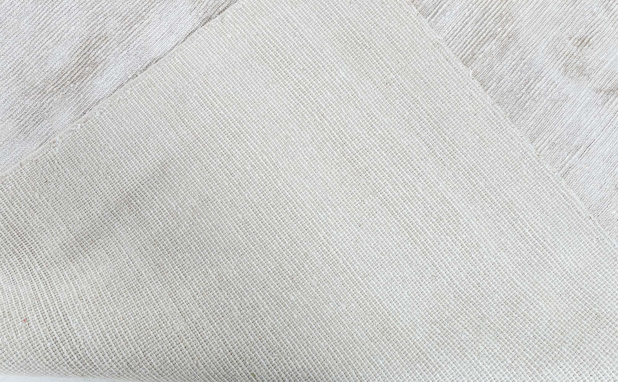 Lana Tappeto moderno in seta e lana tinta unita beige con nodi alti e bassi di Doris Leslie Blau in vendita