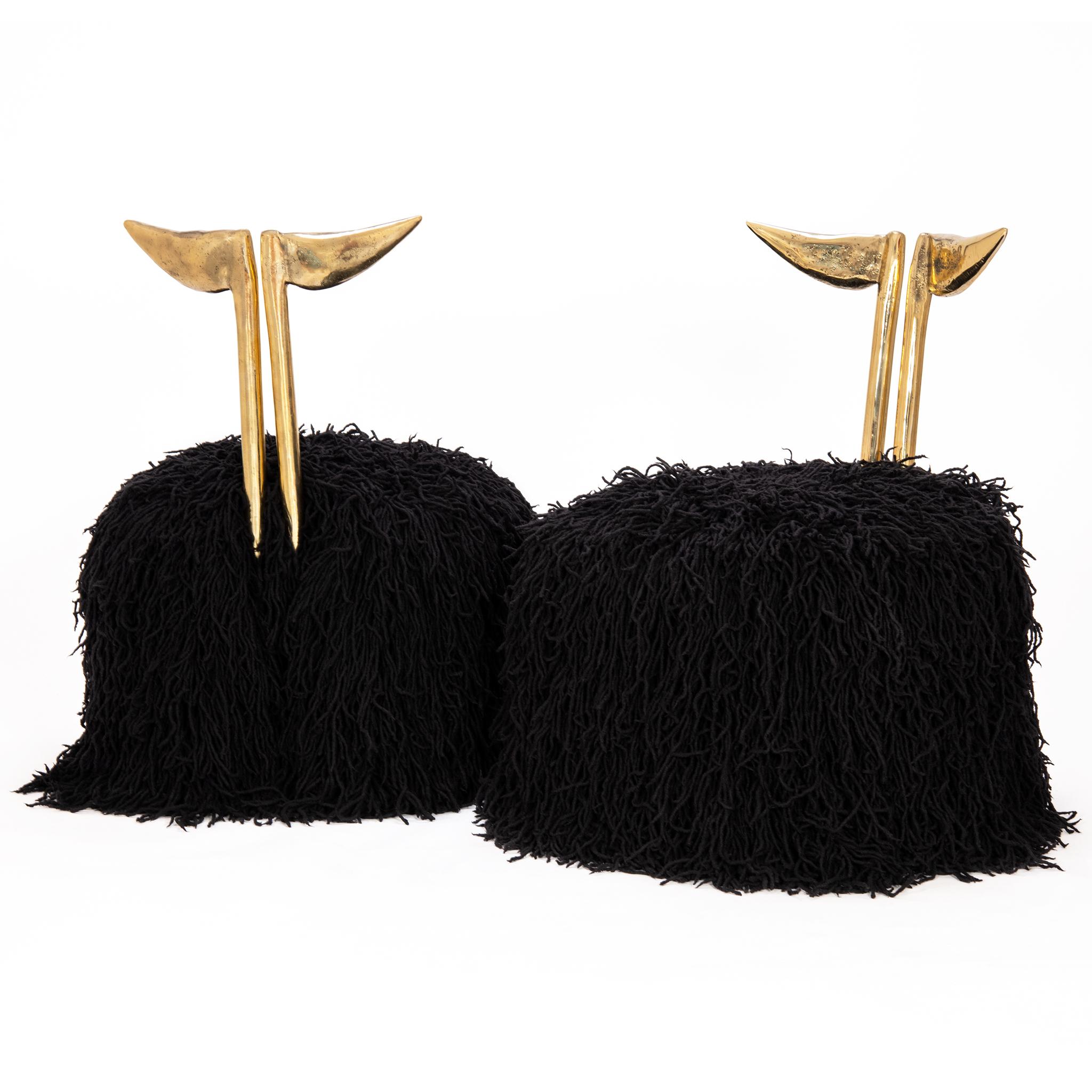 Sud-africain Chaise de salle à manger de luxe moderne en laiton massif, recouverte de laine noire Pair Egg Designs en vente
