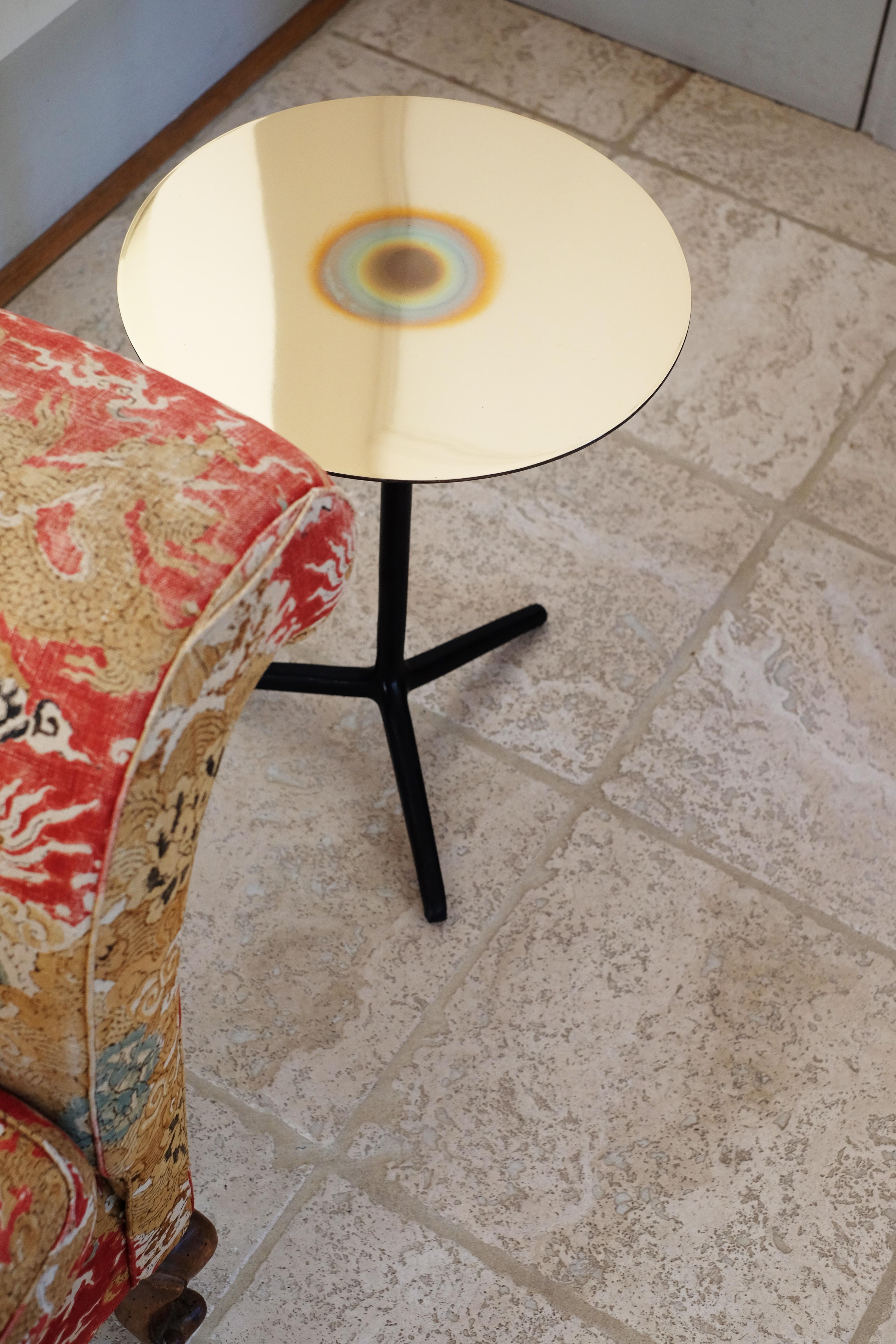 Modern solid cast bronze side table with polished top and flame-treated base For Sale 4