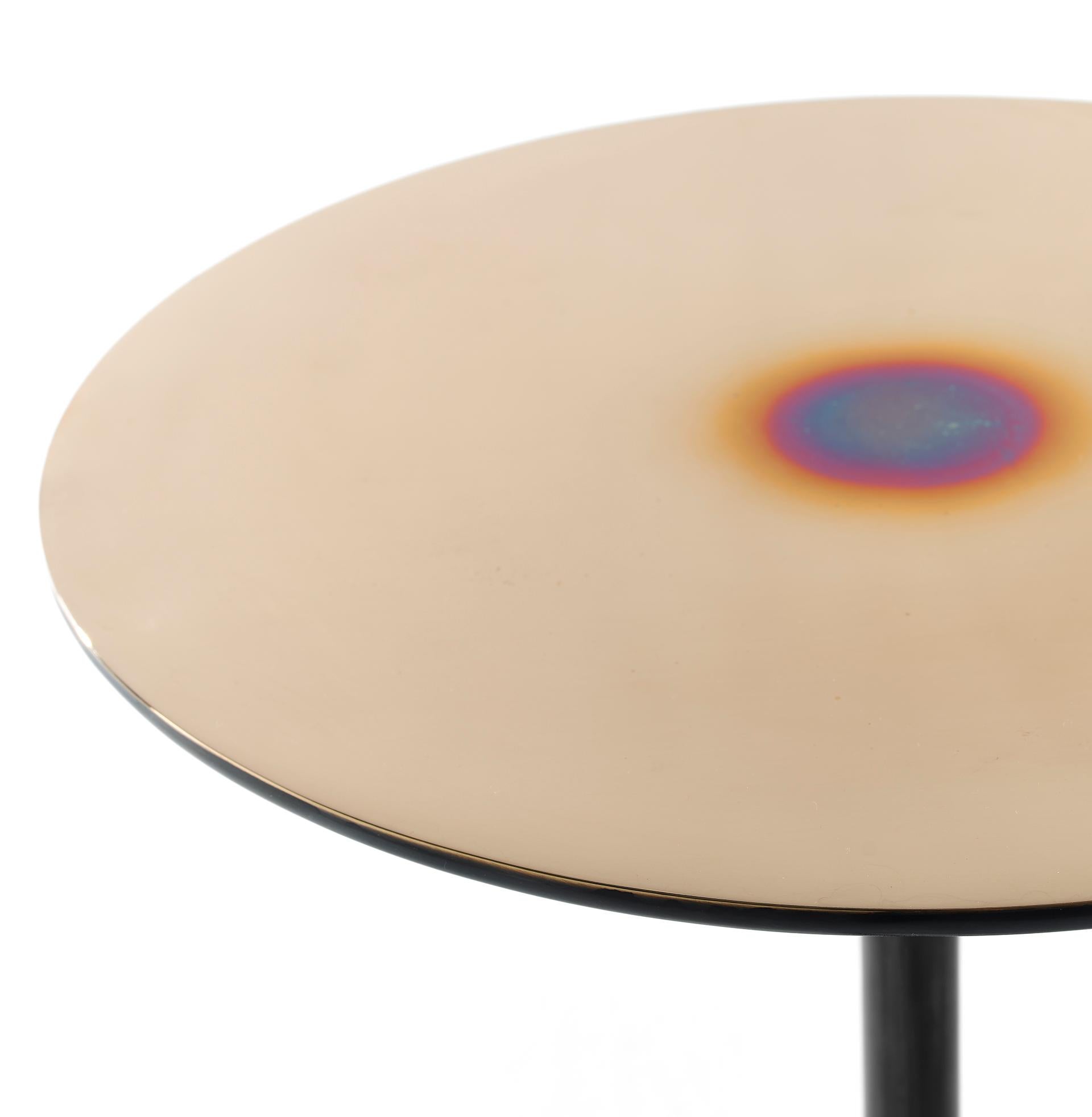 Toid est une précieuse table d'appoint monobloc en bronze massif coulé dans le sable, conçue par Federico Carandini et produite par Epònimo à Milan. Bien que réalisée en une seule pièce, elle présente deux surfaces de bronze distinctes : la partie