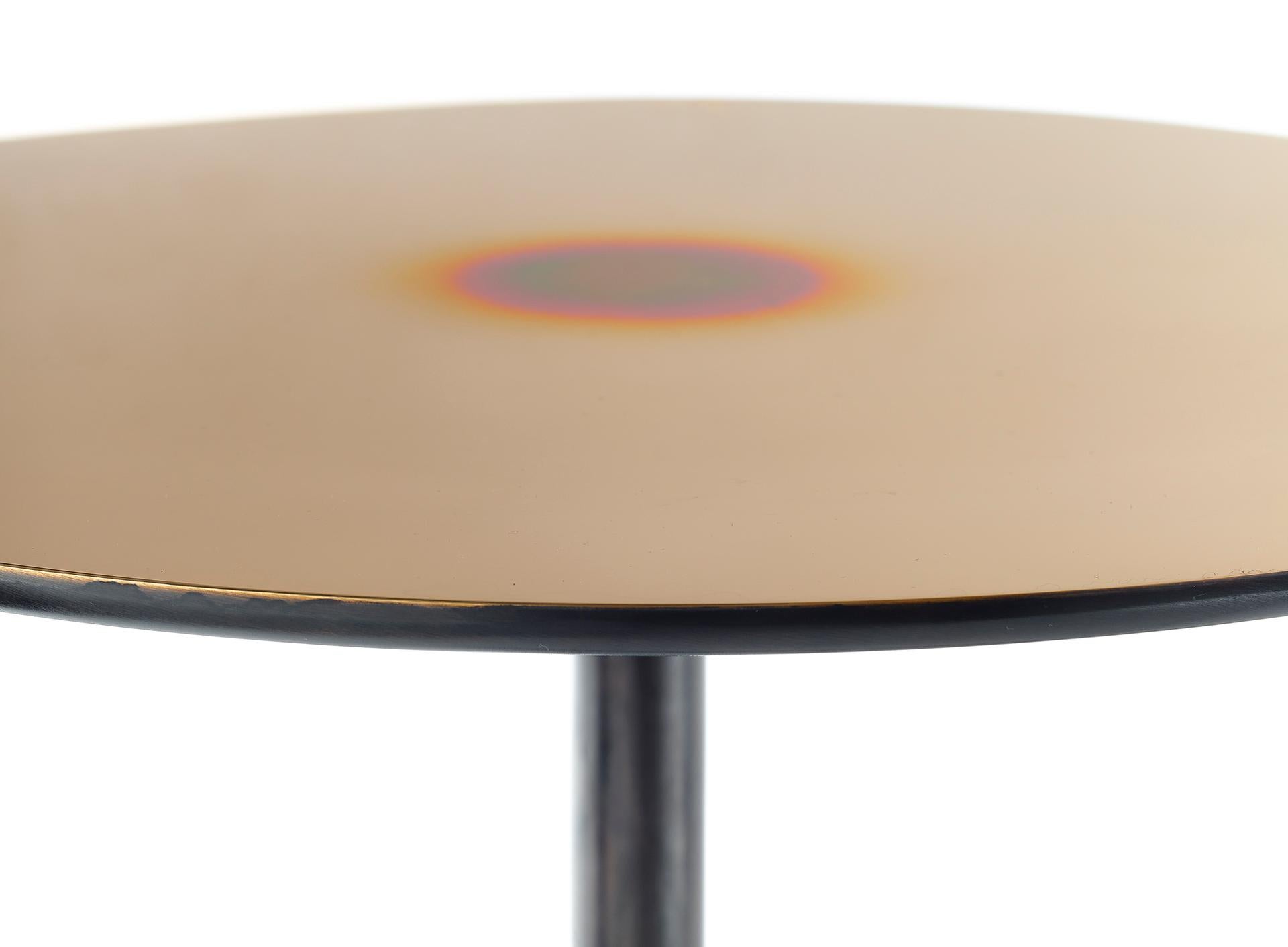 Moderne Table d'appoint moderne en bronze massif moulé avec plateau poli et base traitée à la flamme en vente