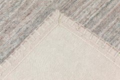 Moderner, einfarbiger, hellgrauer, handgeknüpfter Wollteppich „Rill“ von Doris Leslie Blau