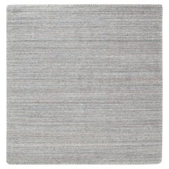 Moderner, einfarbiger, hellgrauer, handgeknüpfter Wollteppich „Rill“ von Doris Leslie Blau