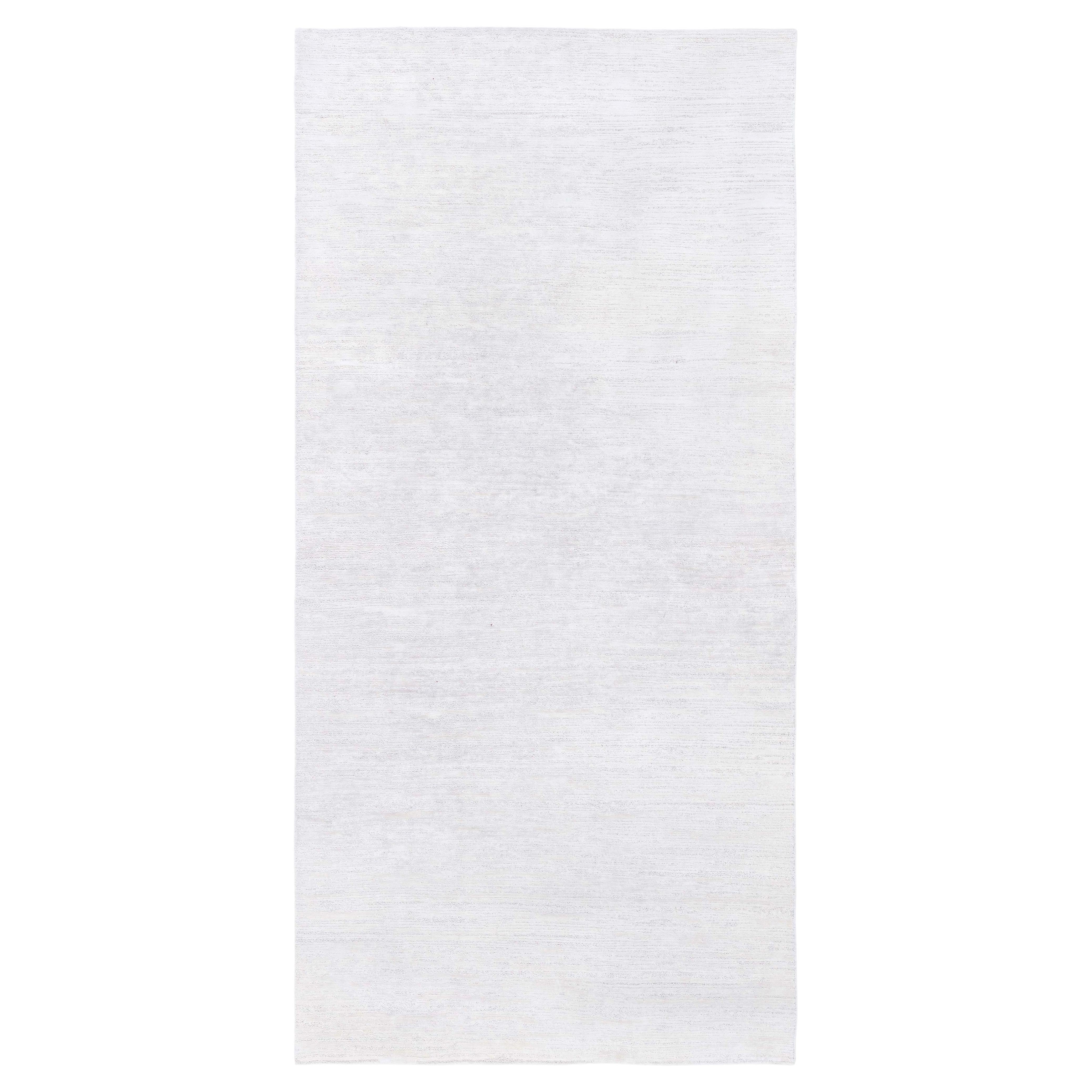 Tappeto moderno in seta fatto a mano, grigio chiaro a tinta unita, "Frostline" di Doris Leslie Blau in vendita