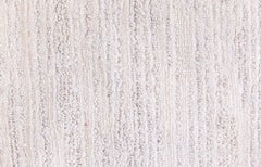 Tapis moderne en soie fait main, gris clair uni, « Frostline », par Doris Leslie Blau