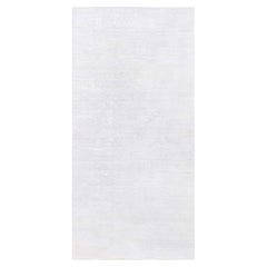 Tapis moderne en soie fait main, gris clair uni, « Frostline », par Doris Leslie Blau