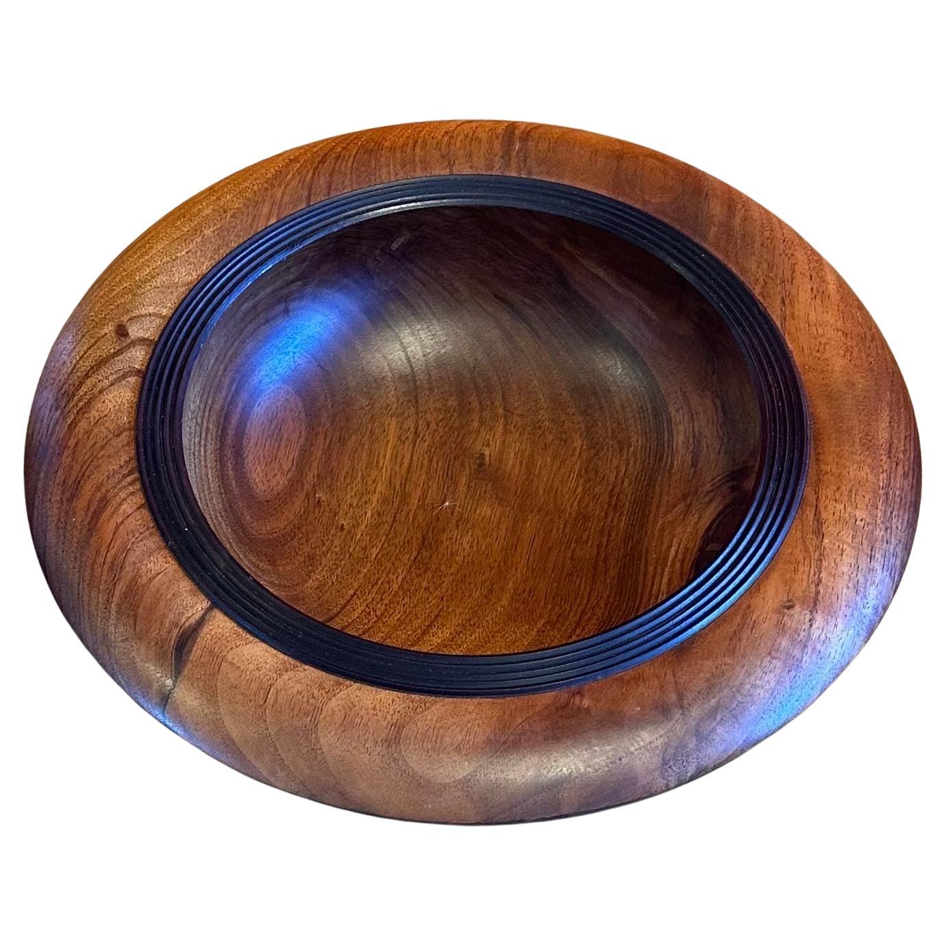 A very nice organic modern solid New Zealand walnut bowl / centerpiece, circa 1980s.  This gorgeous bowl is 12