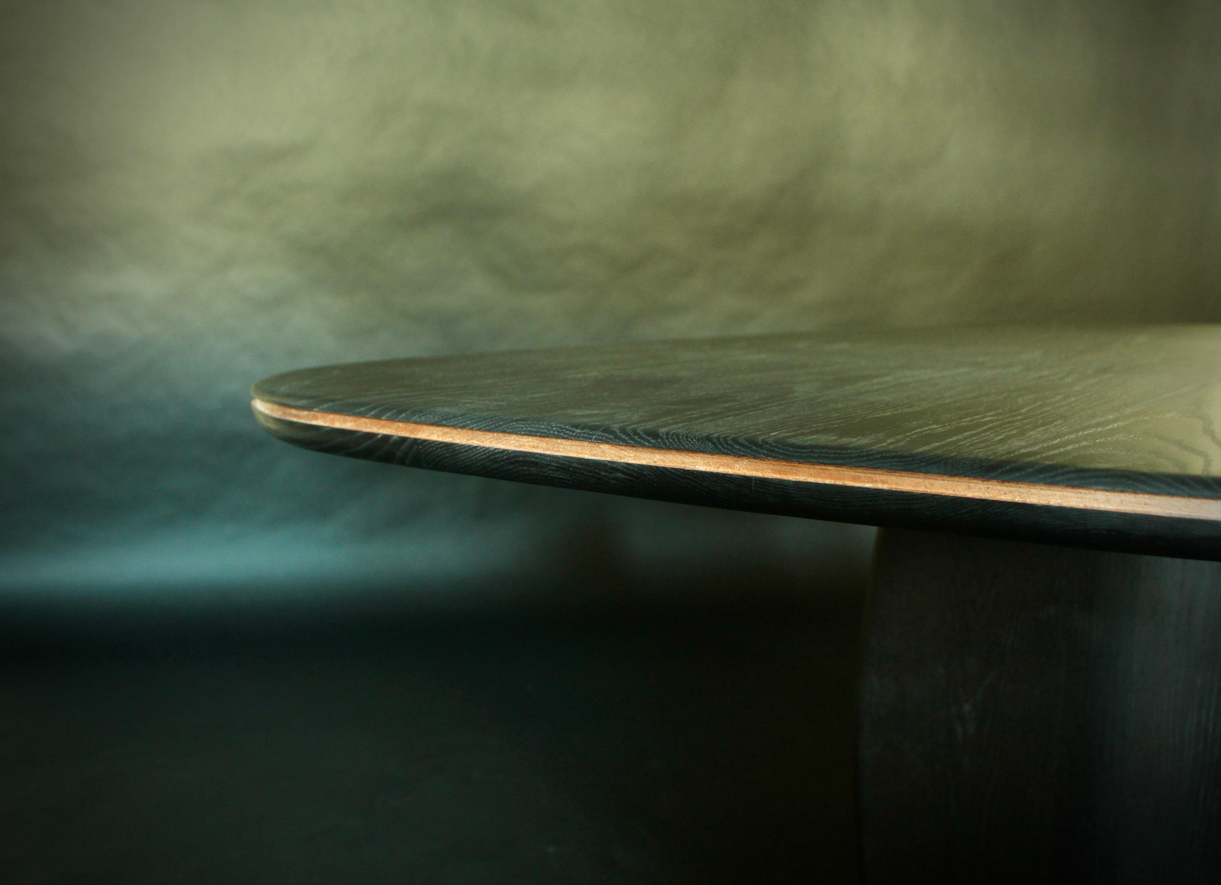 Moderne Table de salle à manger moderne en chêne massif 8 pieds avec incrustation de feuilles de cuivre en vente
