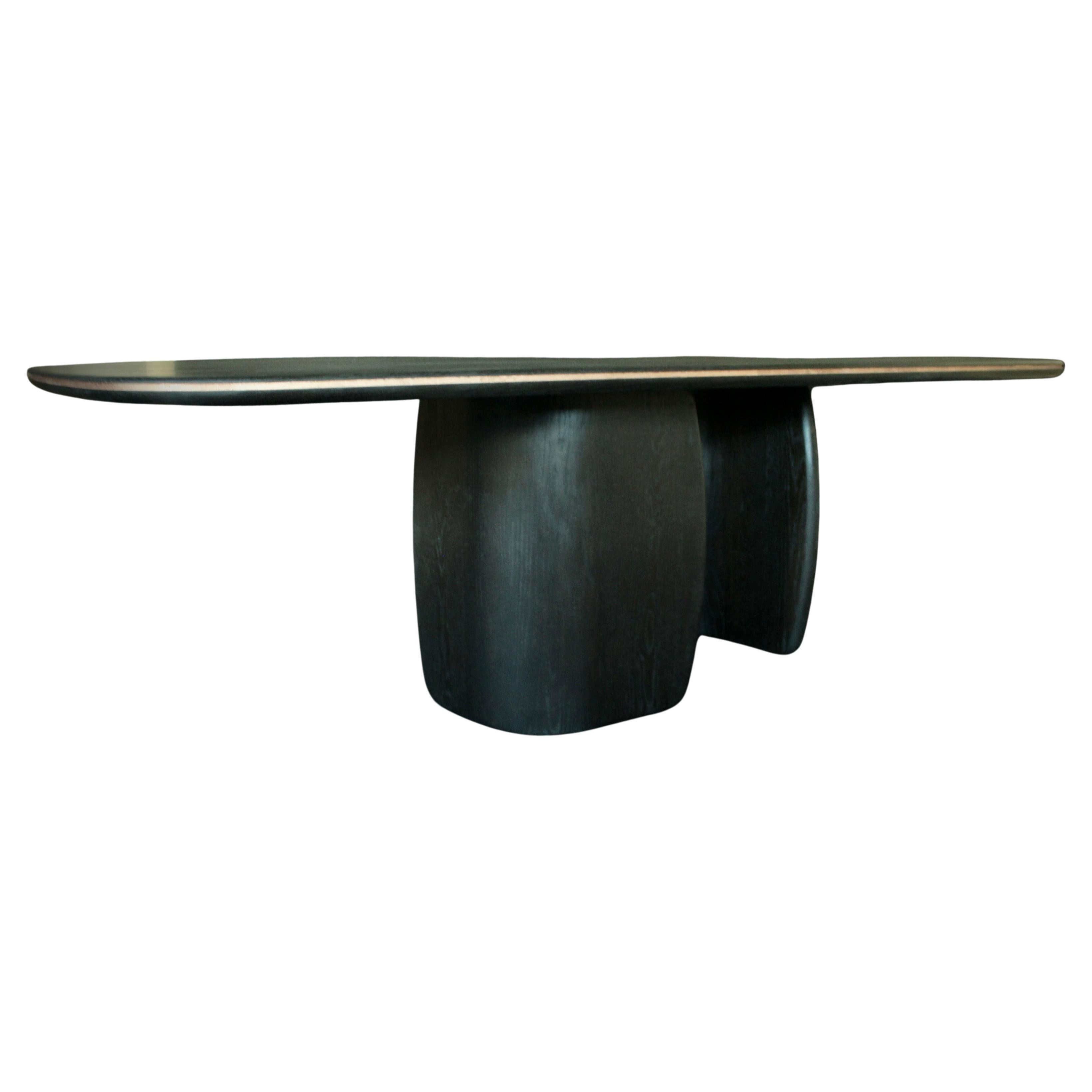 Mélange frappant de simplicité et d'élégance, cette table de salle à manger est fabriquée en chêne massif et présente une délicate incrustation de feuilles de cuivre le long de ses bords. Le chatoiement subtil de l'incrustation met en valeur la