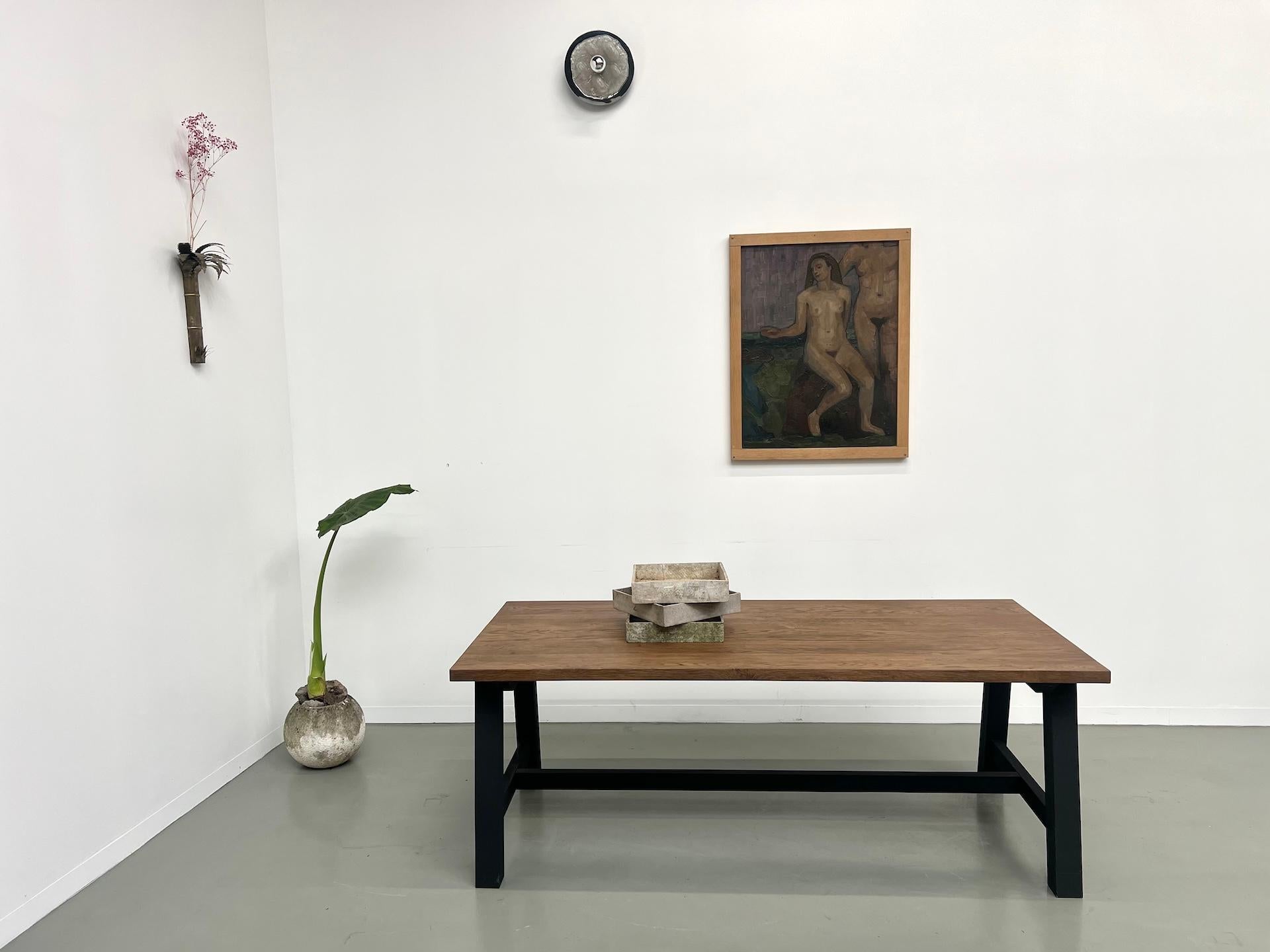 This pretty dining table with modern lines is 100% made of solid oak with a very graphic base. The whole thing is heavy and very robust and the oak top shows a nice grain.

Everything, in addition to being very contemporary, is of excellent