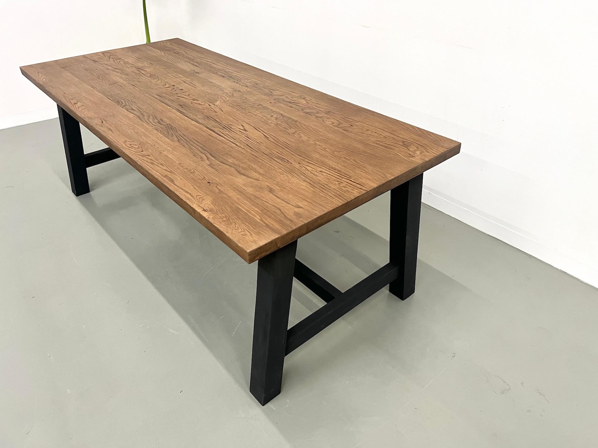 Modern solid oak dining table For Sale 3