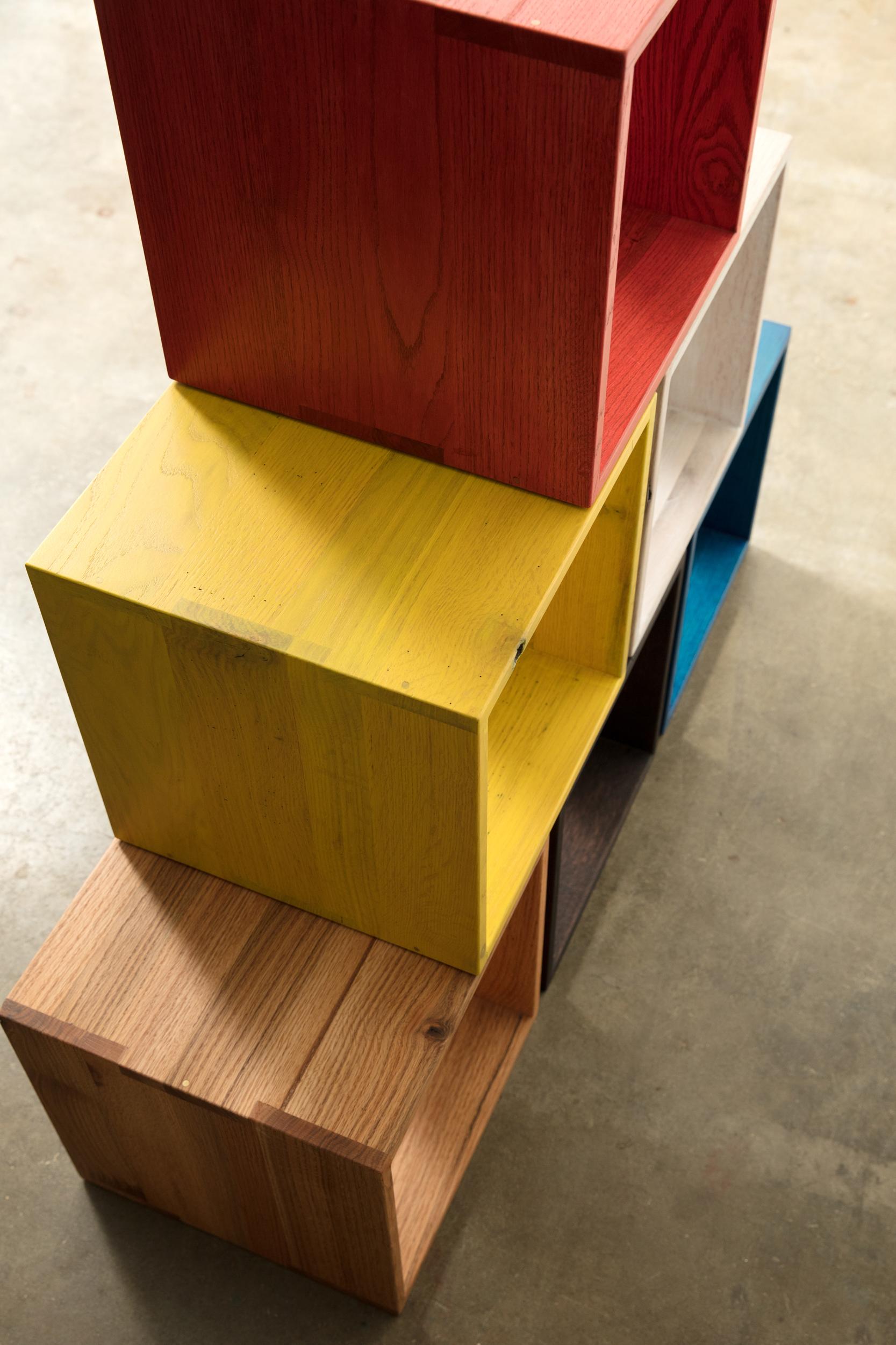 Travail du bois Cubes à cocktail modulaires modernes en bois de chêne massif avec détails en bronze (prix par unité) en vente