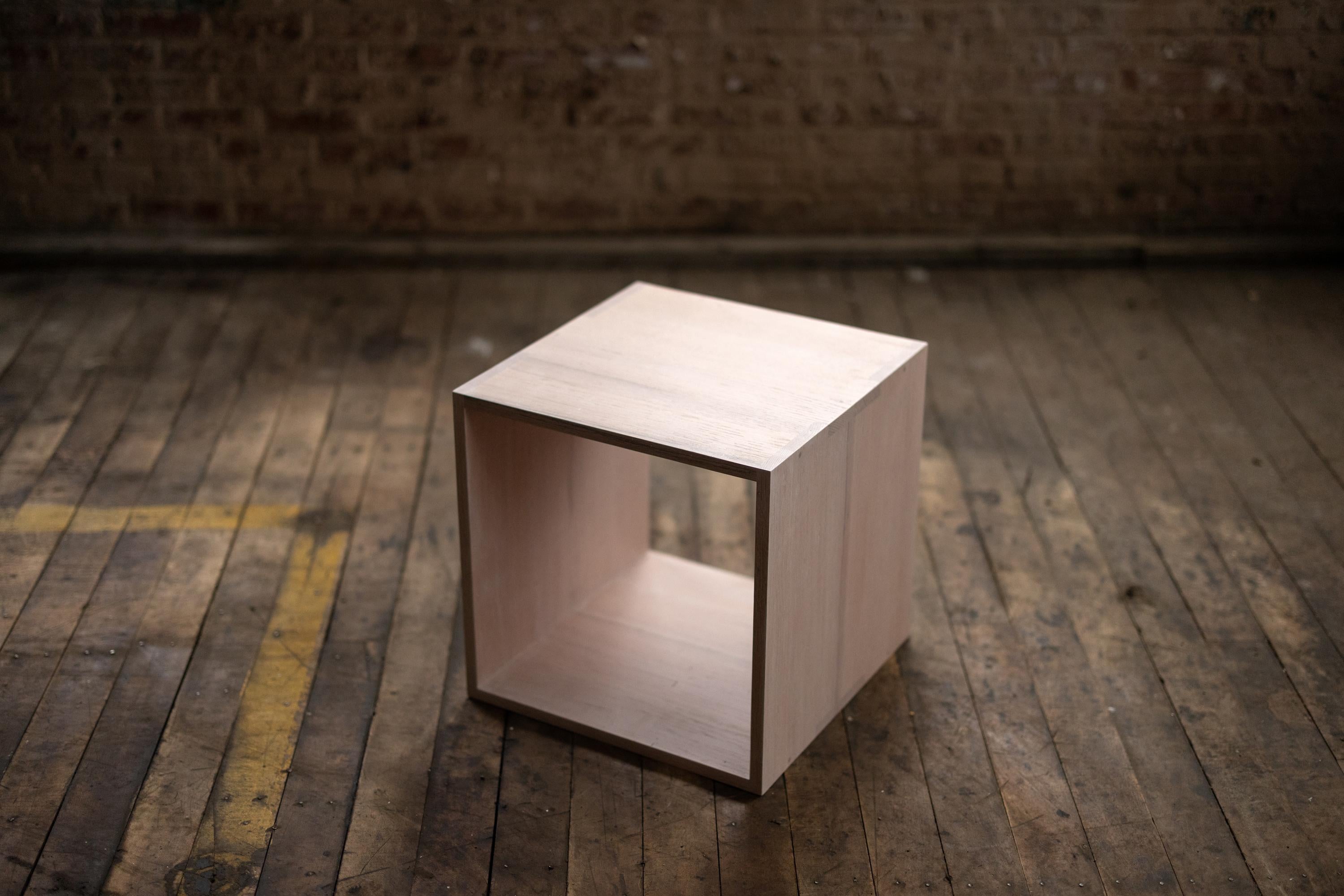 XXIe siècle et contemporain Cubes à cocktail modulaires modernes en bois de chêne massif avec détails en bronze (prix par unité) en vente