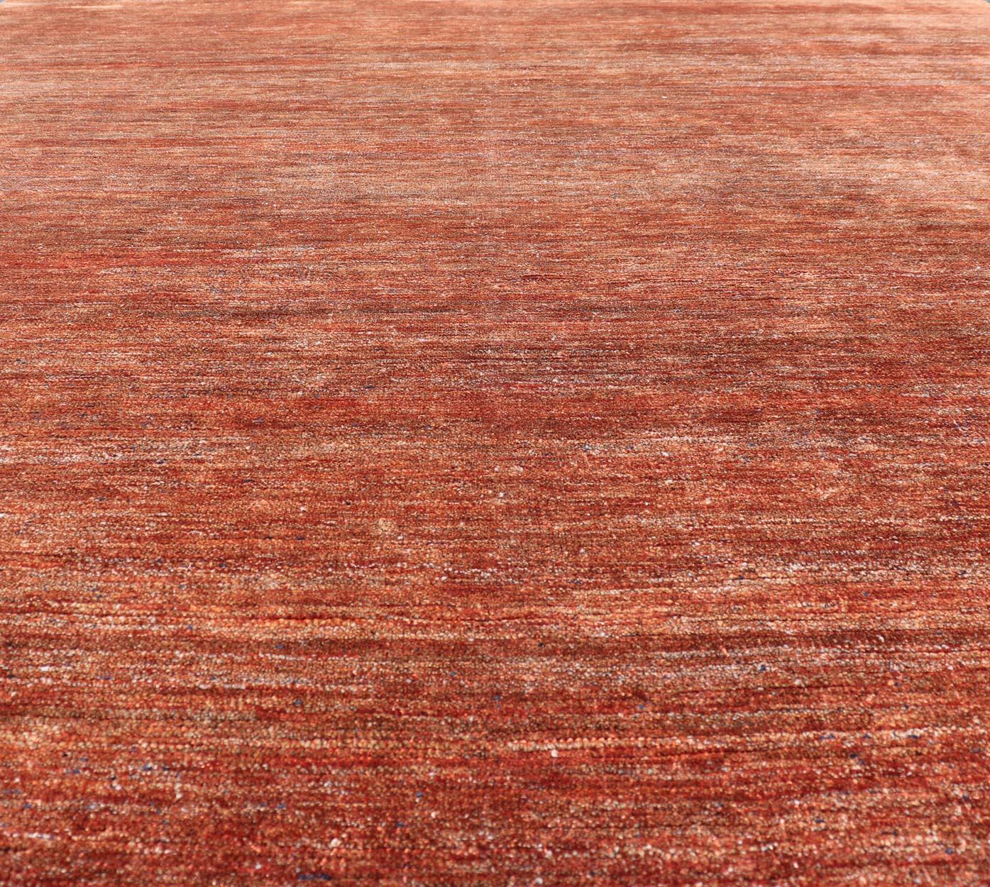 Misure: 9'5 x 12'2 
Tappeto moderno a tinta unita nei toni caldi dell'arancione bruciato 9'5 x 12'2. Keivan Woven Arts / tappeto/ APE-7266, paese d'origine/tipo: India / Moderno, circa 21° secolo, 

Abbraccia il calore e la ricchezza di questo