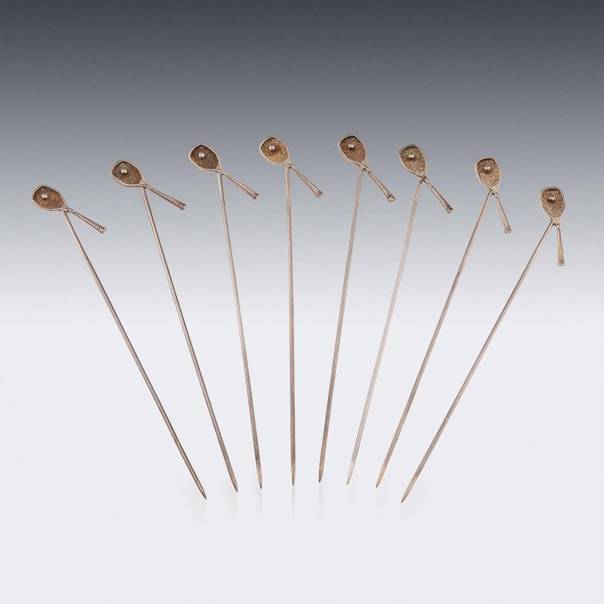 Moderno juego de 8 púas de cóctel inglesas de plata maciza, hechas en forma de raqueta de tenis con una pelota. Estos picos de cóctel son una forma divertida y novedosa de agasajar a los invitados, añadiendo un toque de clase a cualquier evento
