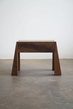 Tavolino o comodino moderno "Dre" in noce massello di Last Workshop