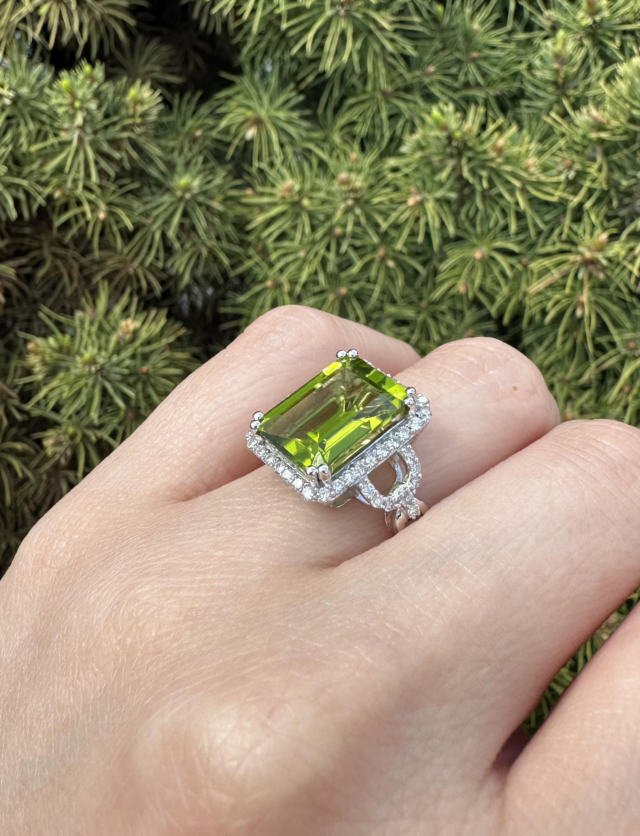 Moderner massiver Weißgold 7ctw Smaragdschliff Peridot & Diamant Open Work Ring im Angebot 6