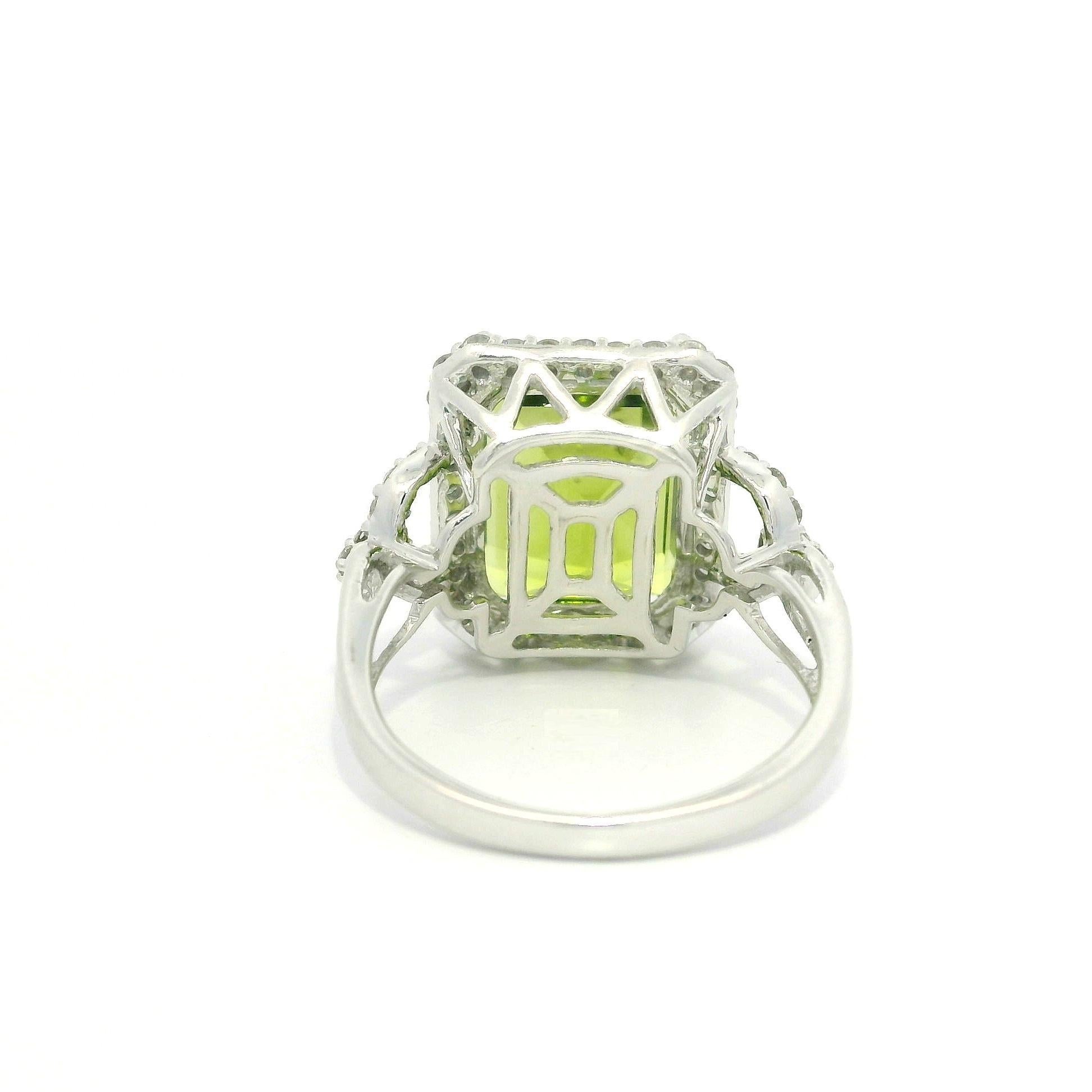 Moderner massiver Weißgold 7ctw Smaragdschliff Peridot & Diamant Open Work Ring im Zustand „Gut“ im Angebot in Montclair, NJ