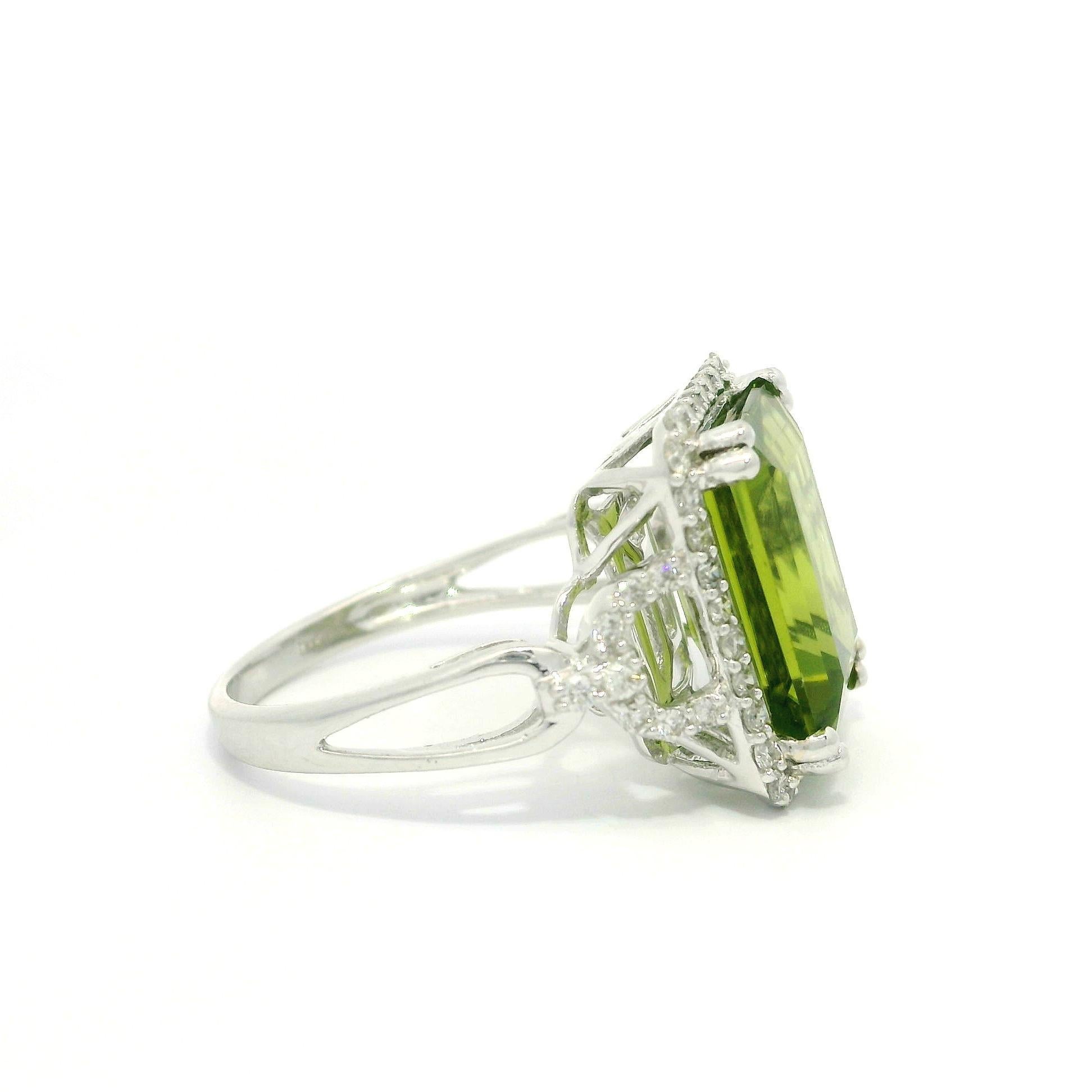 Moderner massiver Weißgold 7ctw Smaragdschliff Peridot & Diamant Open Work Ring Damen im Angebot