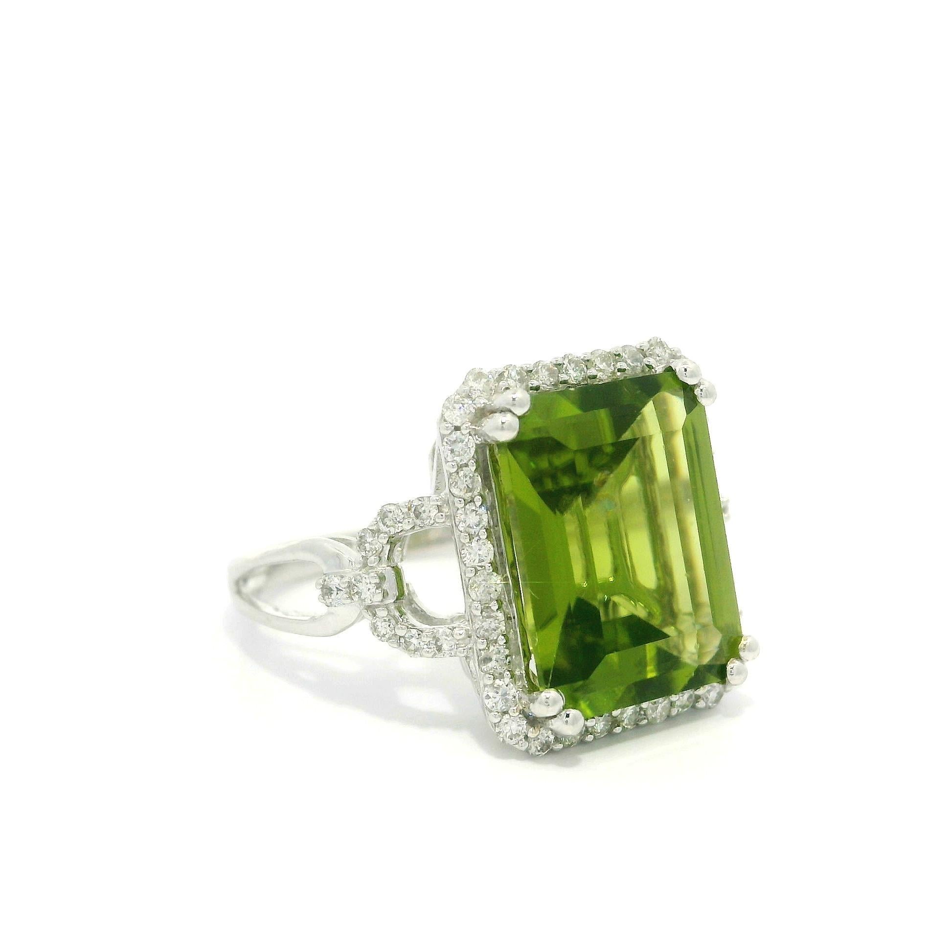 Moderner massiver Weißgold 7ctw Smaragdschliff Peridot & Diamant Open Work Ring im Angebot 2