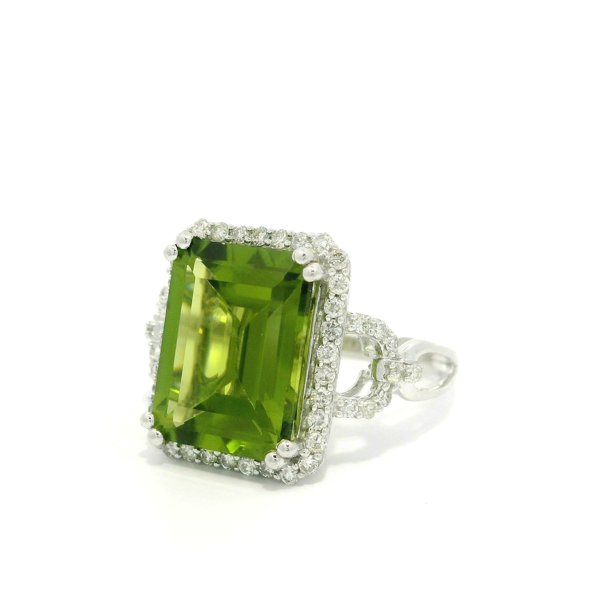 Moderner massiver Weißgold 7ctw Smaragdschliff Peridot & Diamant Open Work Ring im Angebot 3