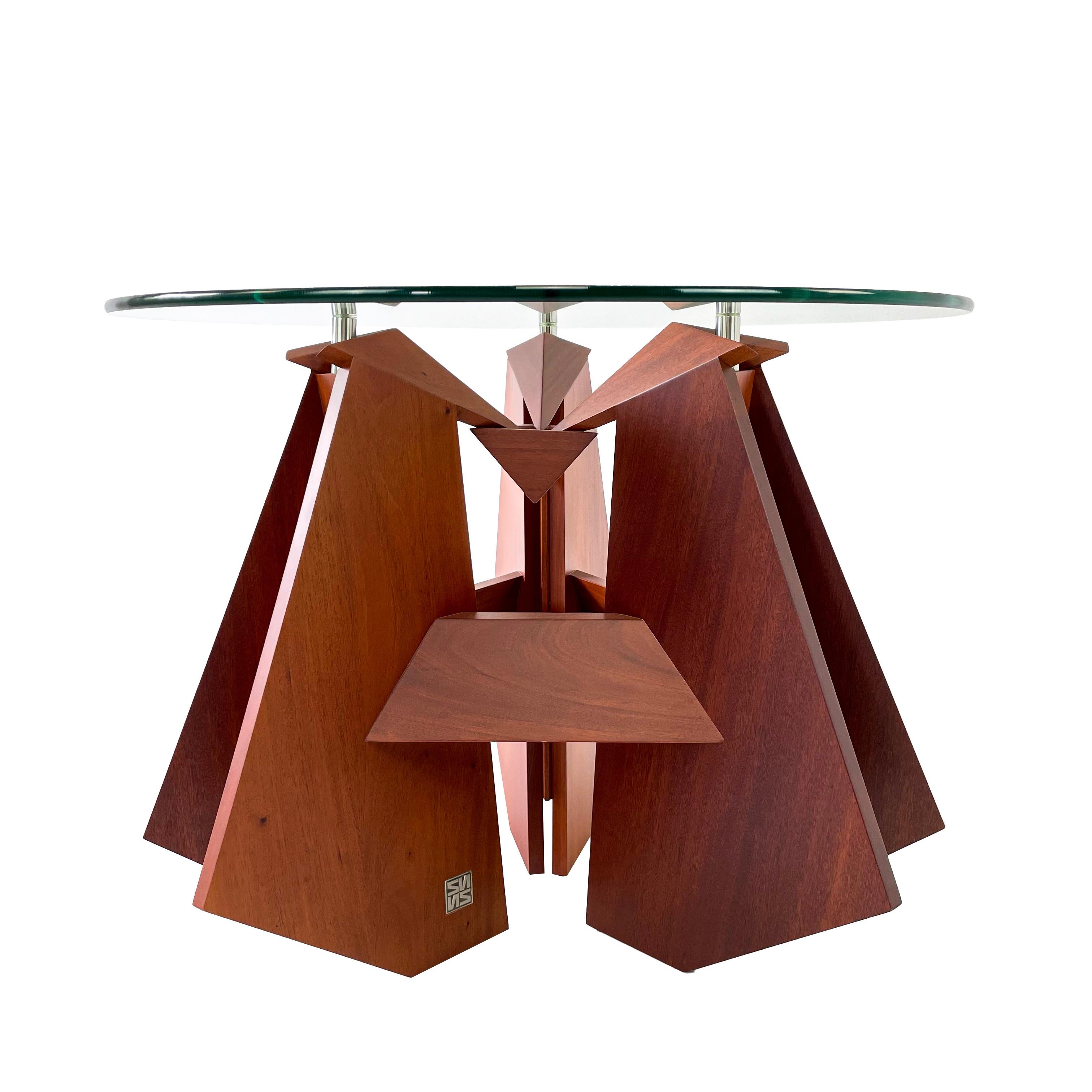 Table de cocktail moderne en bois massif et verre par Pierre Sarkis de la collection Valentina. Inspiré par la théorie des plis de l'Origami, il trouve dans la géométrie de base le sens de la vie, de la vérité et de la beauté. Élégante table