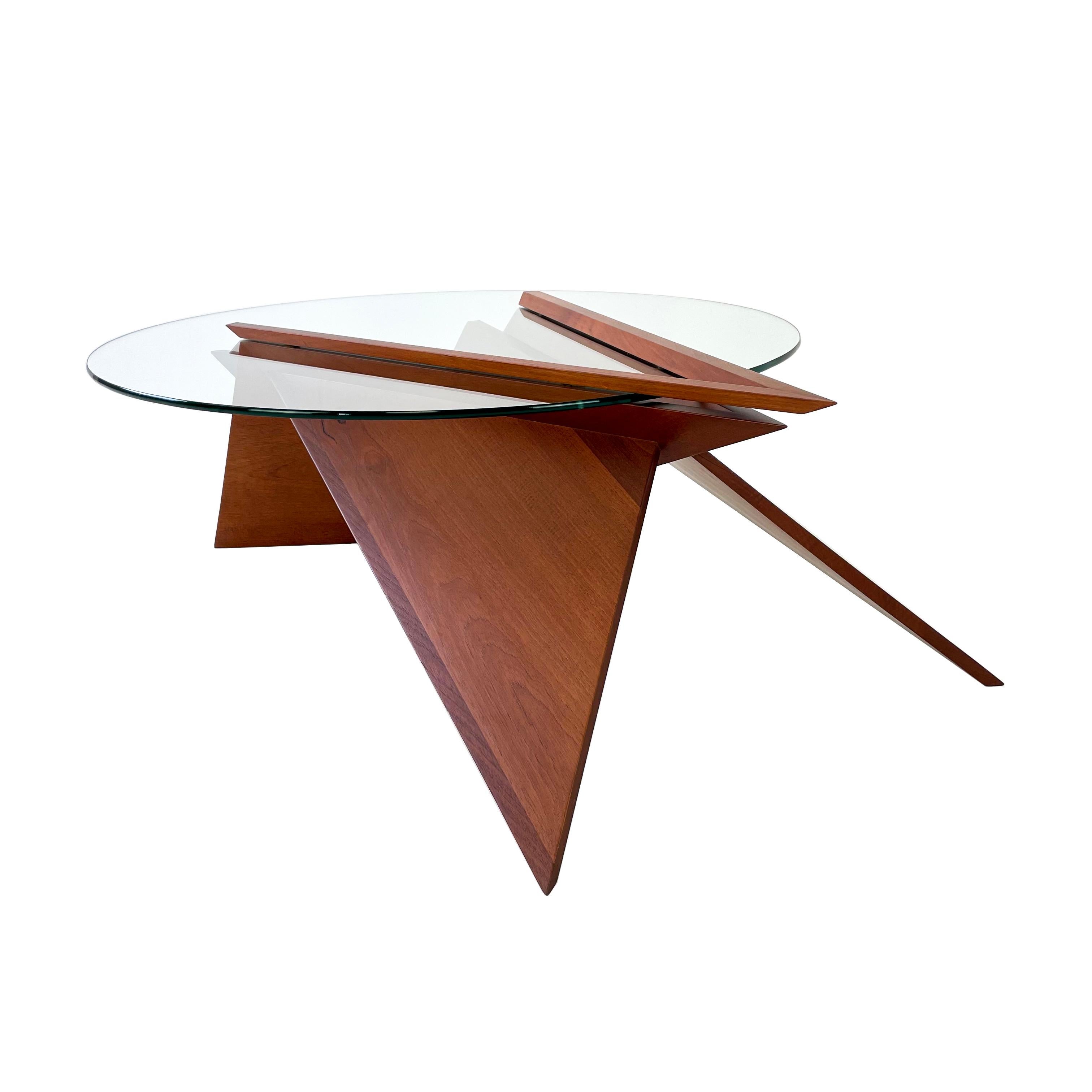 Moderne Table basse moderne en bois massif et verre de Pierre Sarkis en vente