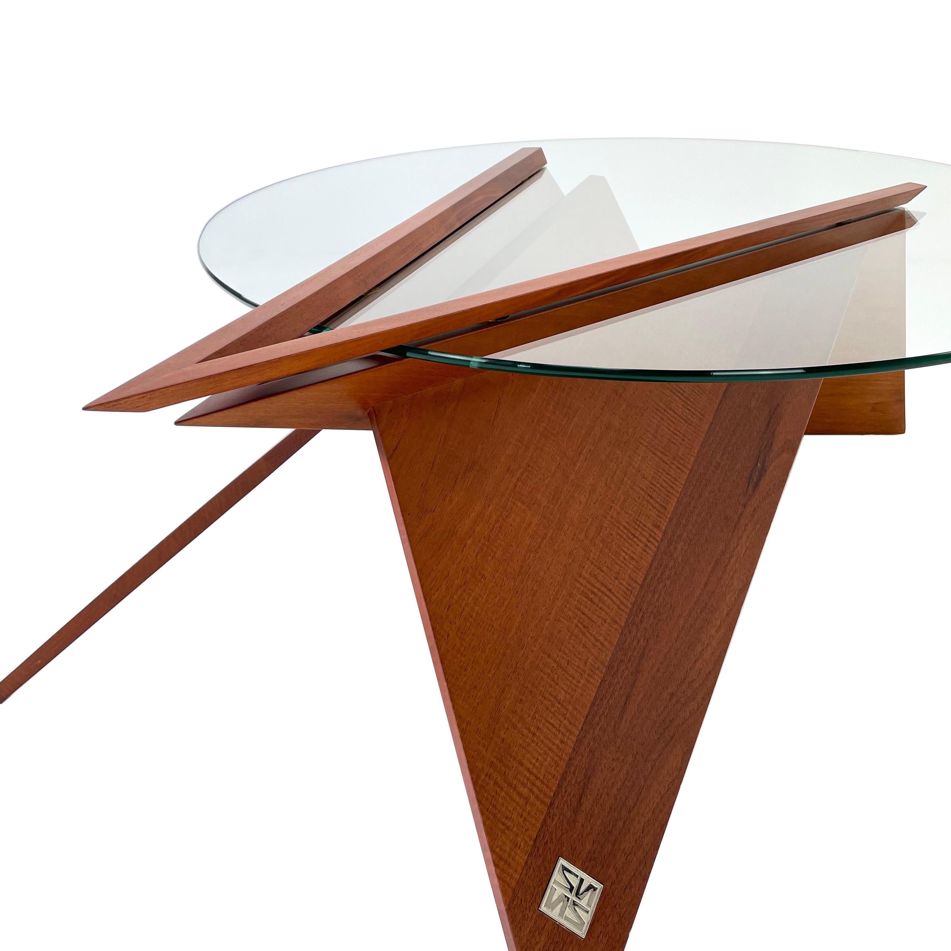 Guatémaltèque Table basse moderne en bois massif et verre de Pierre Sarkis en vente