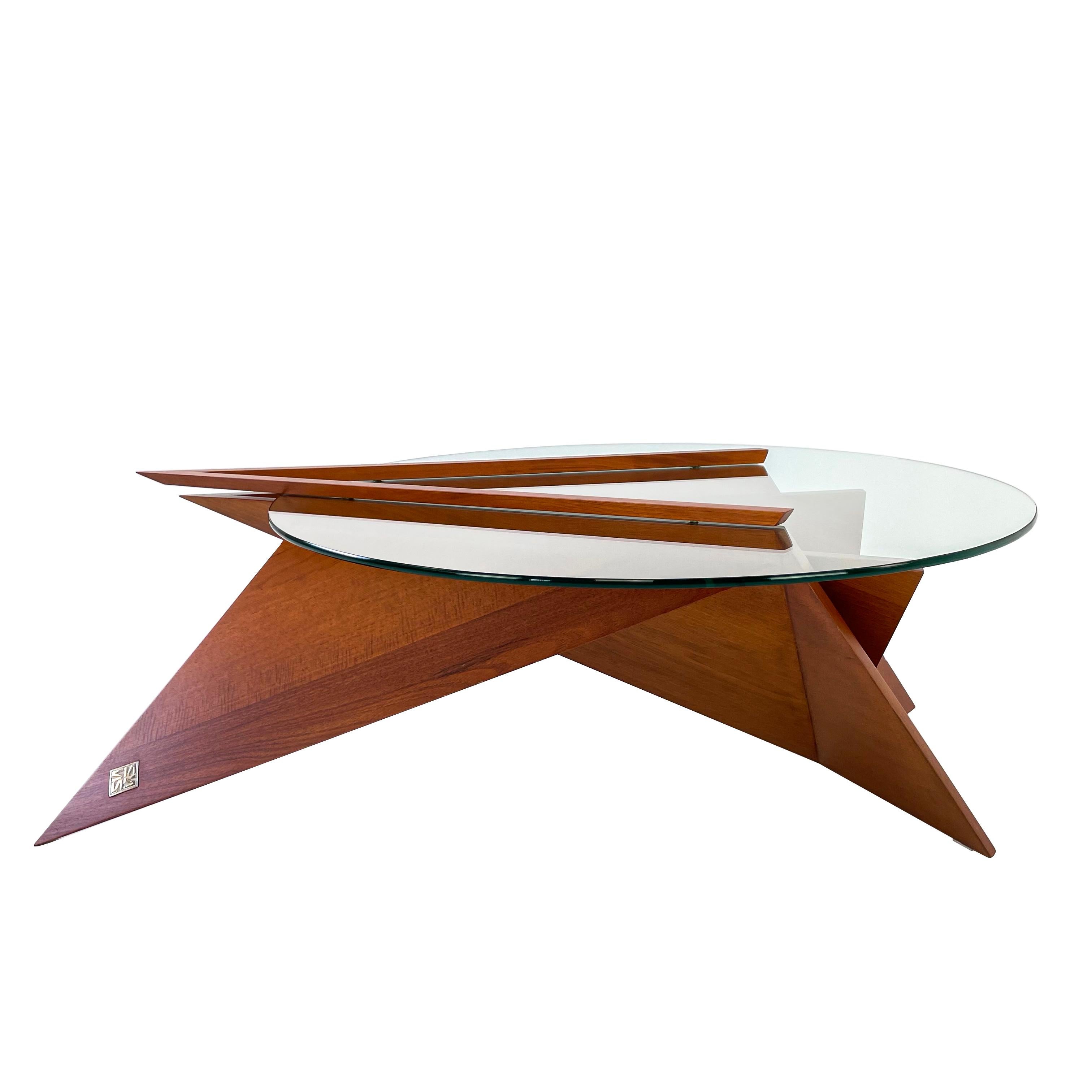 Fait main Table basse moderne en bois massif et verre de Pierre Sarkis en vente