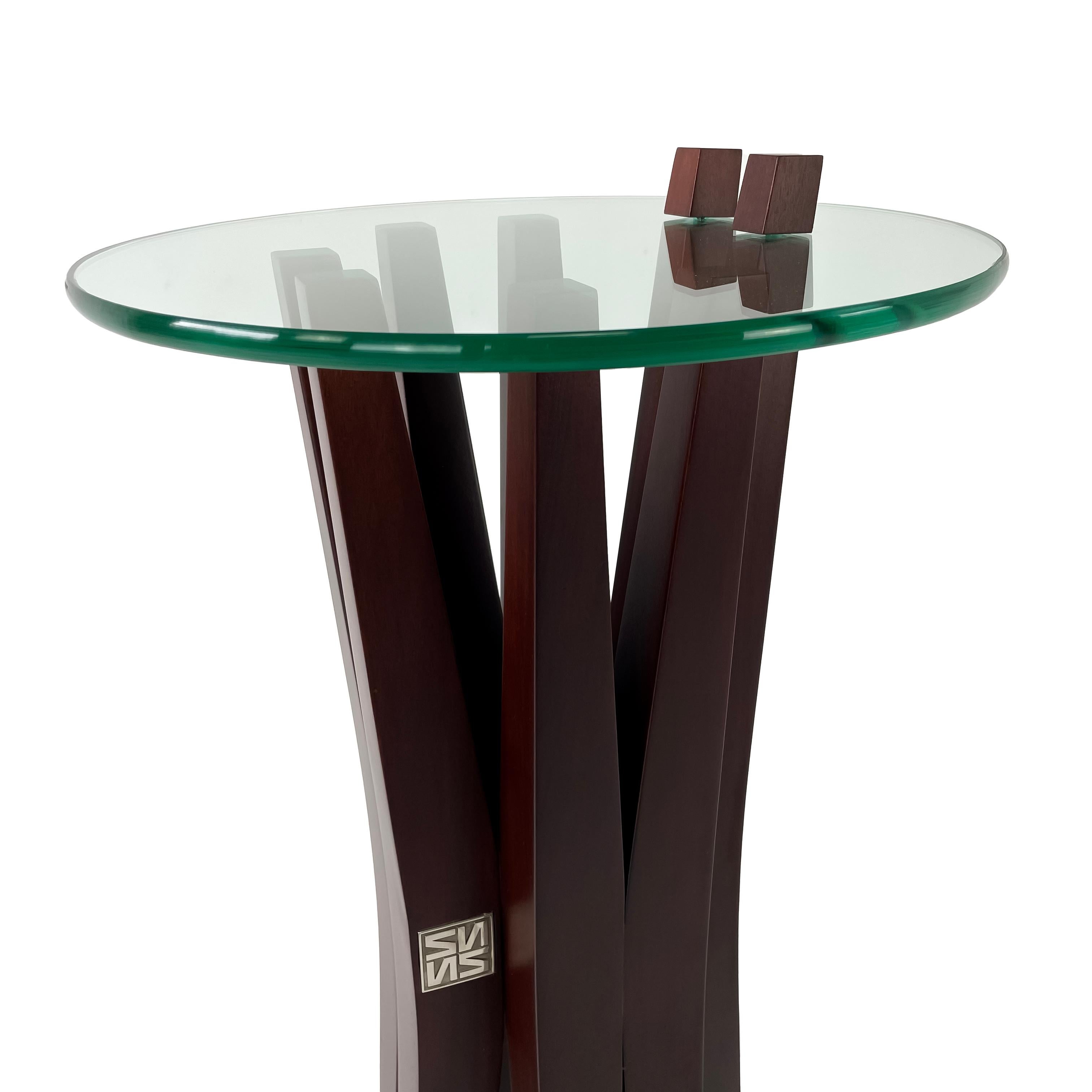 Guatémaltèque Guéridon moderne en bois massif et verre de Pierre Sarkis en vente