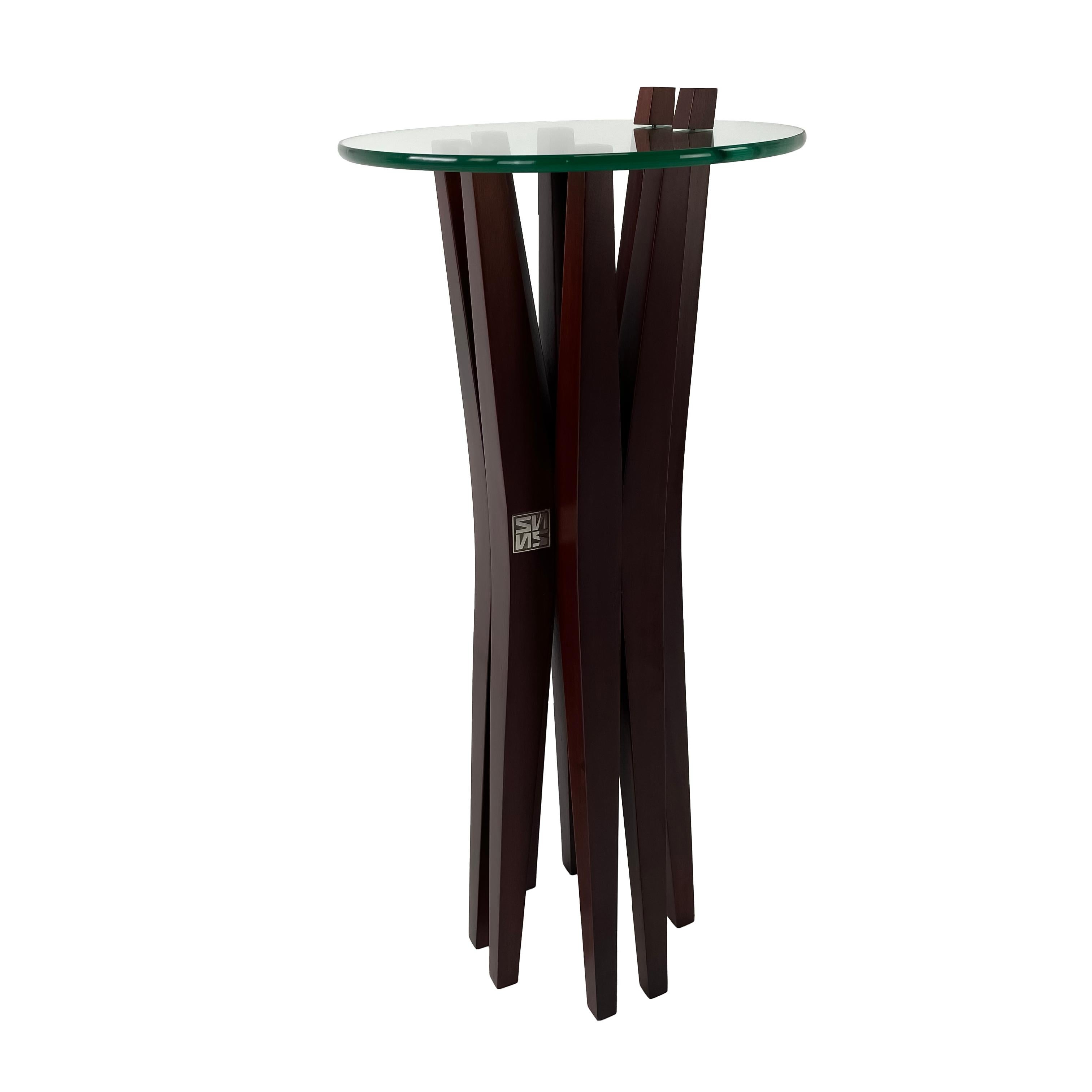 Guéridon moderne en bois massif et verre de Pierre Sarkis Neuf - En vente à Guatemala City, Central America