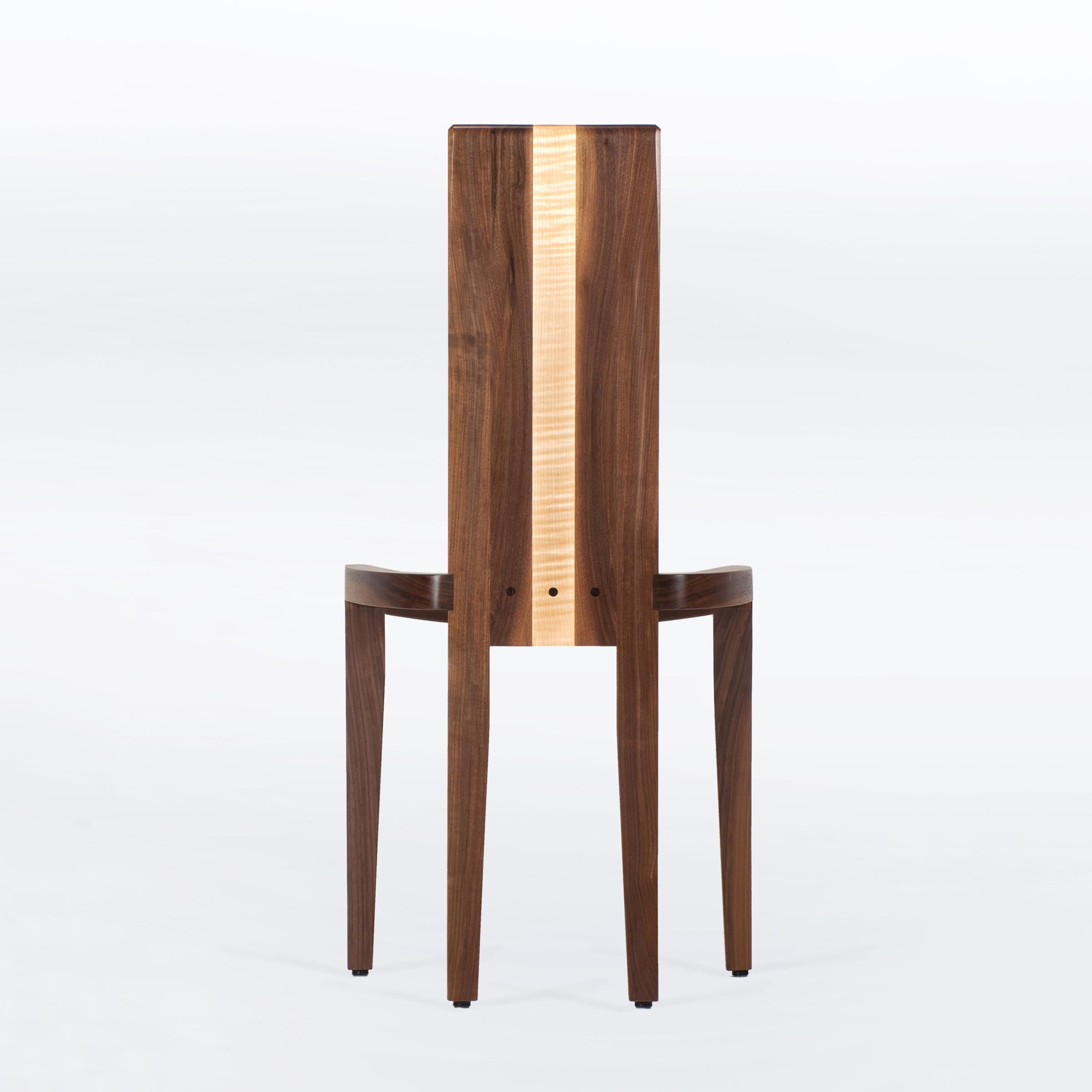 Eleg votre espace repas avec le mélange parfait de l'élégance moderne et de l'artisanat intemporel. La chaise de salle à manger Gazelle en bois massif, fabriquée à la main, est méticuleusement conçue pour mettre en valeur les intérieurs