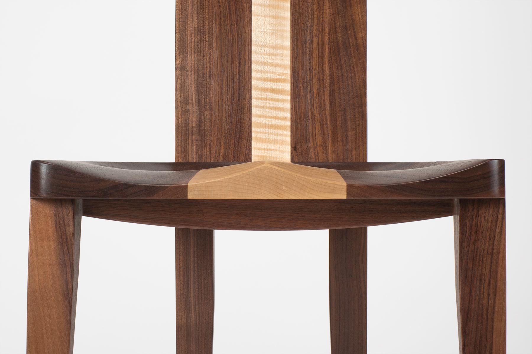 Chanfreiné Chaise de salle à manger moderne en bois massif - Sièges de style Midcentury faits à la main en noyer en vente
