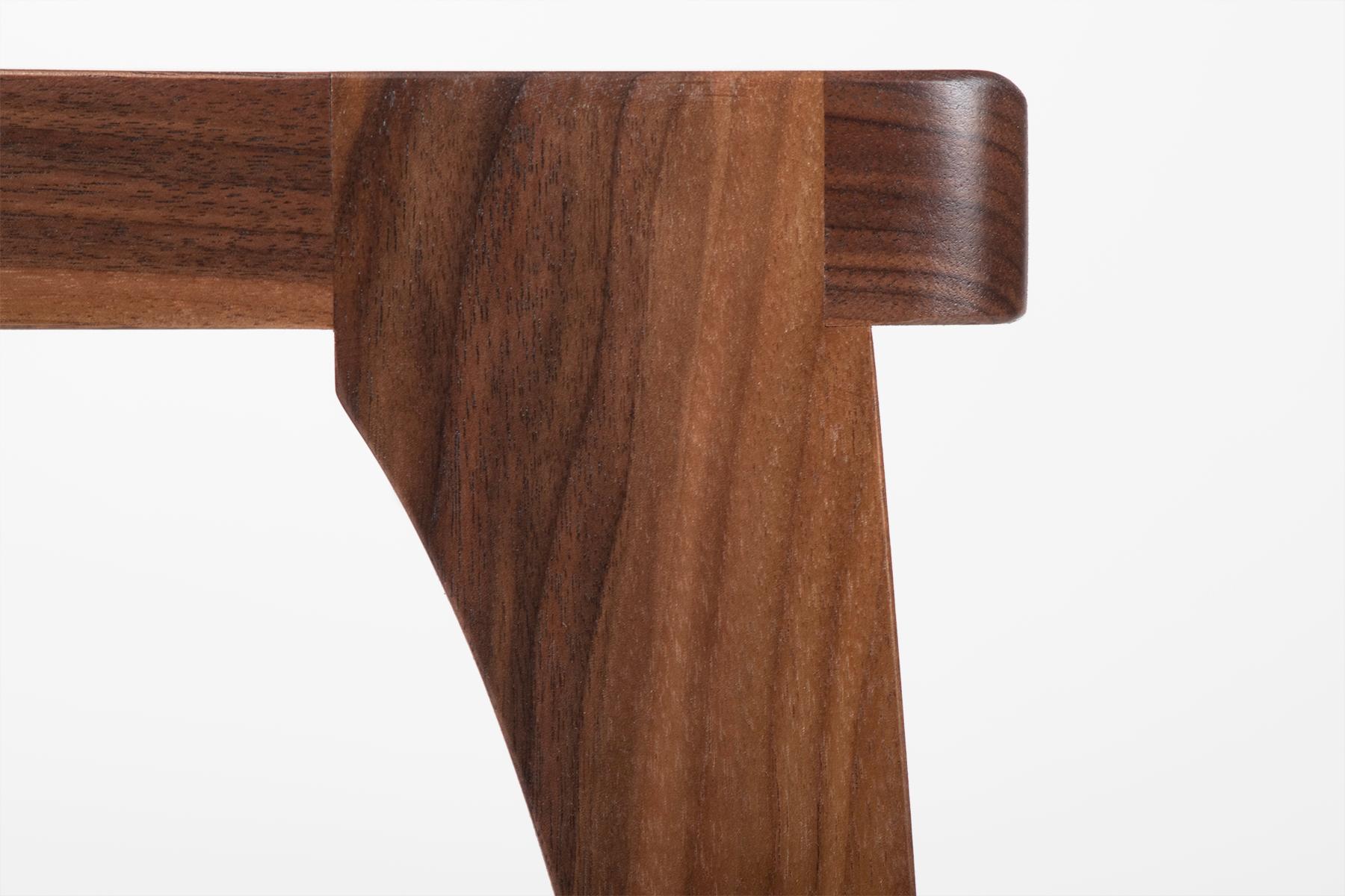 Bois Chaise de salle à manger moderne en bois massif - Sièges de style Midcentury faits à la main en noyer en vente