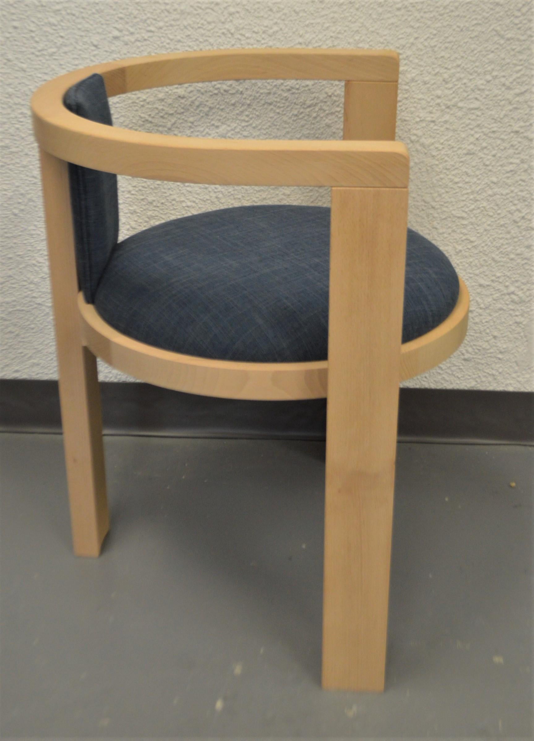 La chaise Helga a une influence scandinave et est fabriquée en Italie en bois de hêtre massif. Nous proposons cette chaise d'aspect moderne avec une teinte de bois claire, comme illustré ici, ou nous pouvons appliquer la teinte de bois ou la