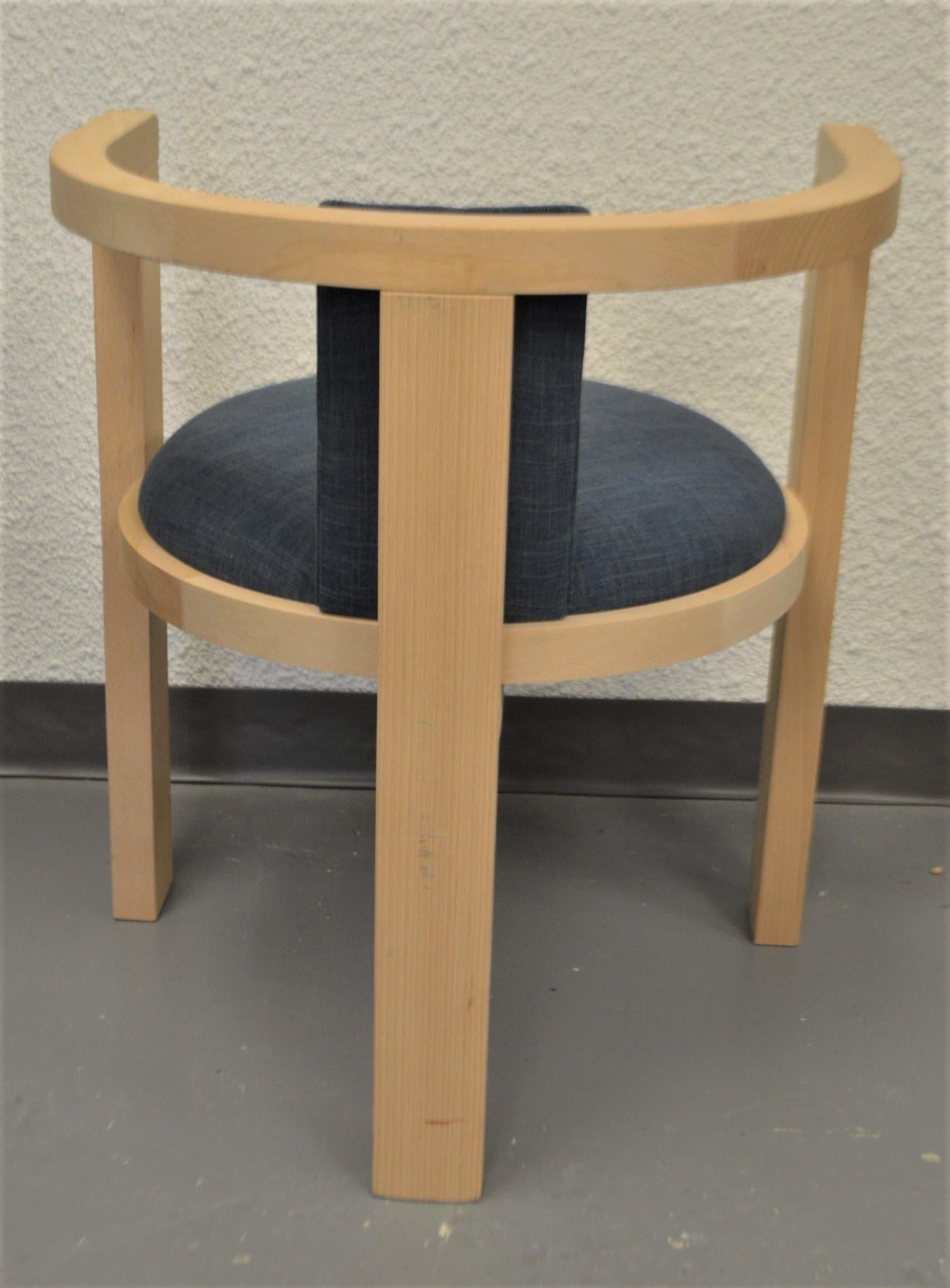 Moderne Chaise de salle à manger ou d'appoint moderne en bois massif, siège rembourré pour une finition personnalisée. en vente